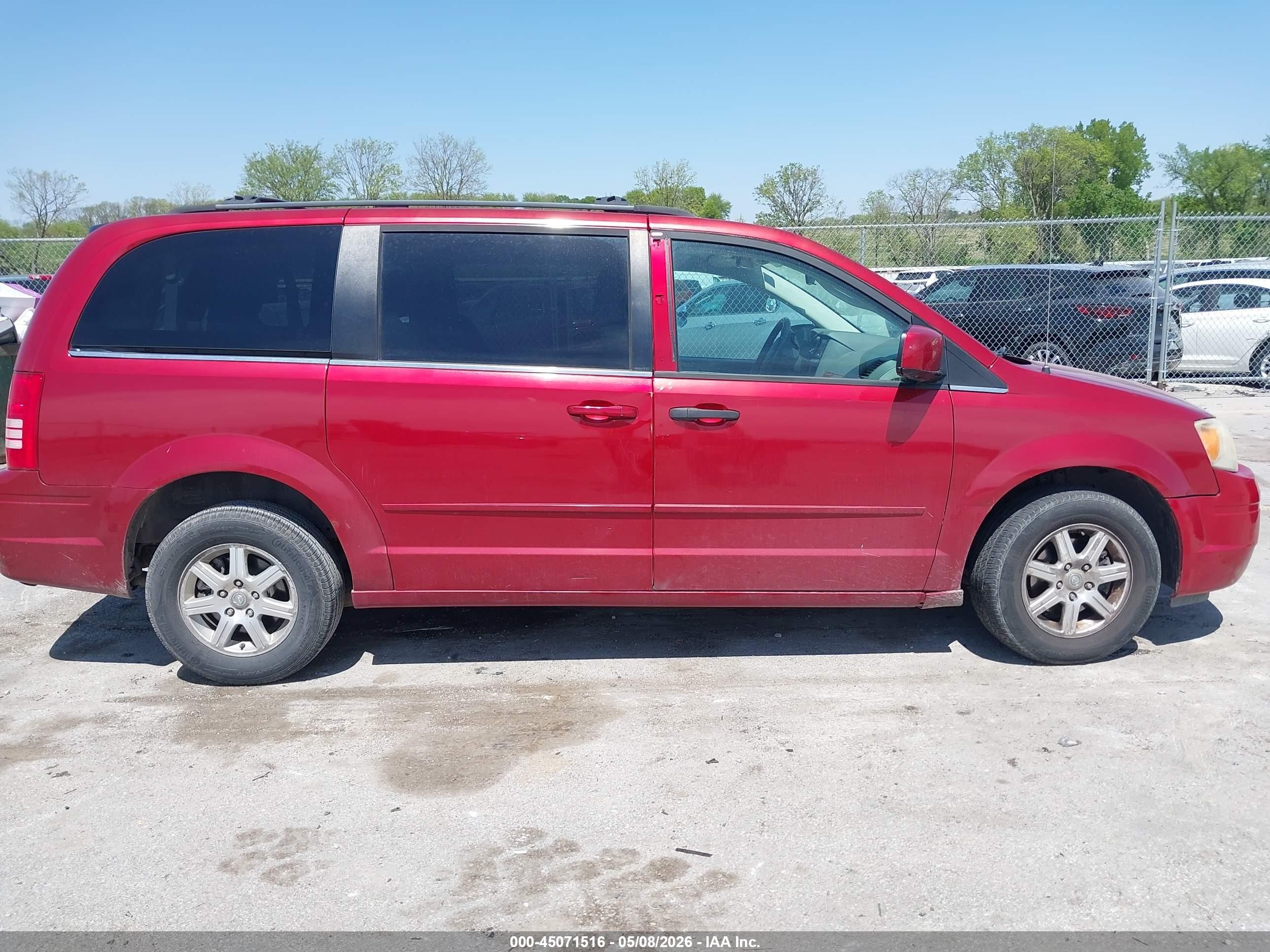 2008 Chrysler Town & Country Touring Red vin: 2A8HR54P18R701167