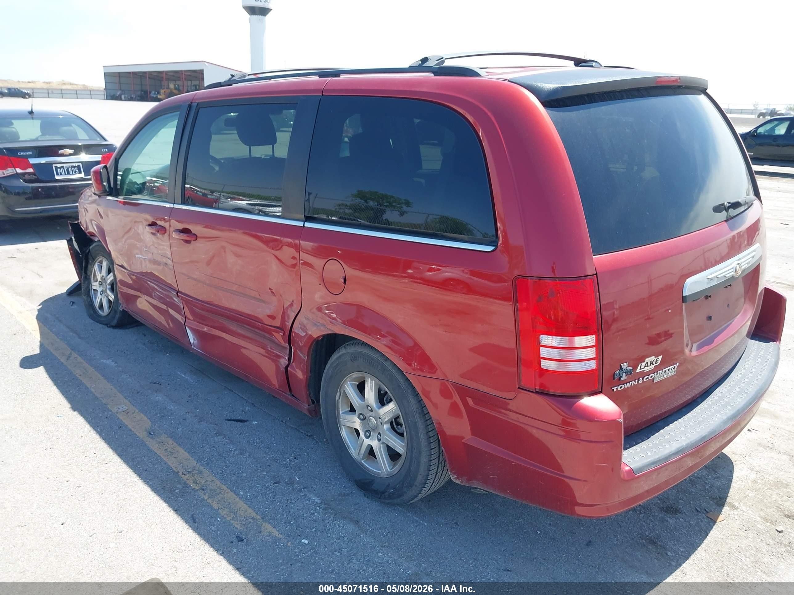 2008 Chrysler Town & Country Touring Red vin: 2A8HR54P18R701167