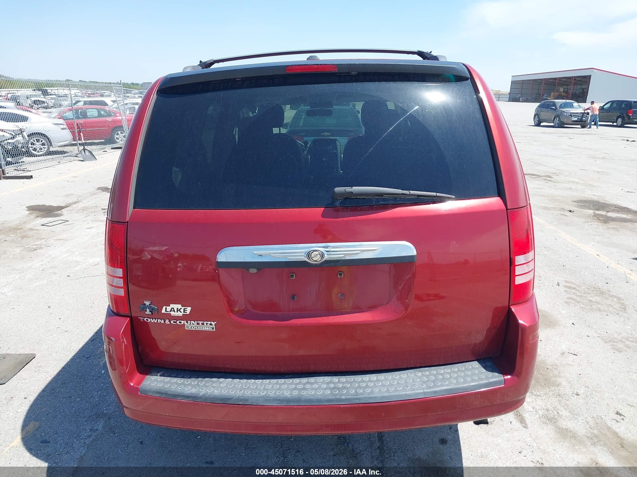 2008 Chrysler Town & Country Touring Red vin: 2A8HR54P18R701167