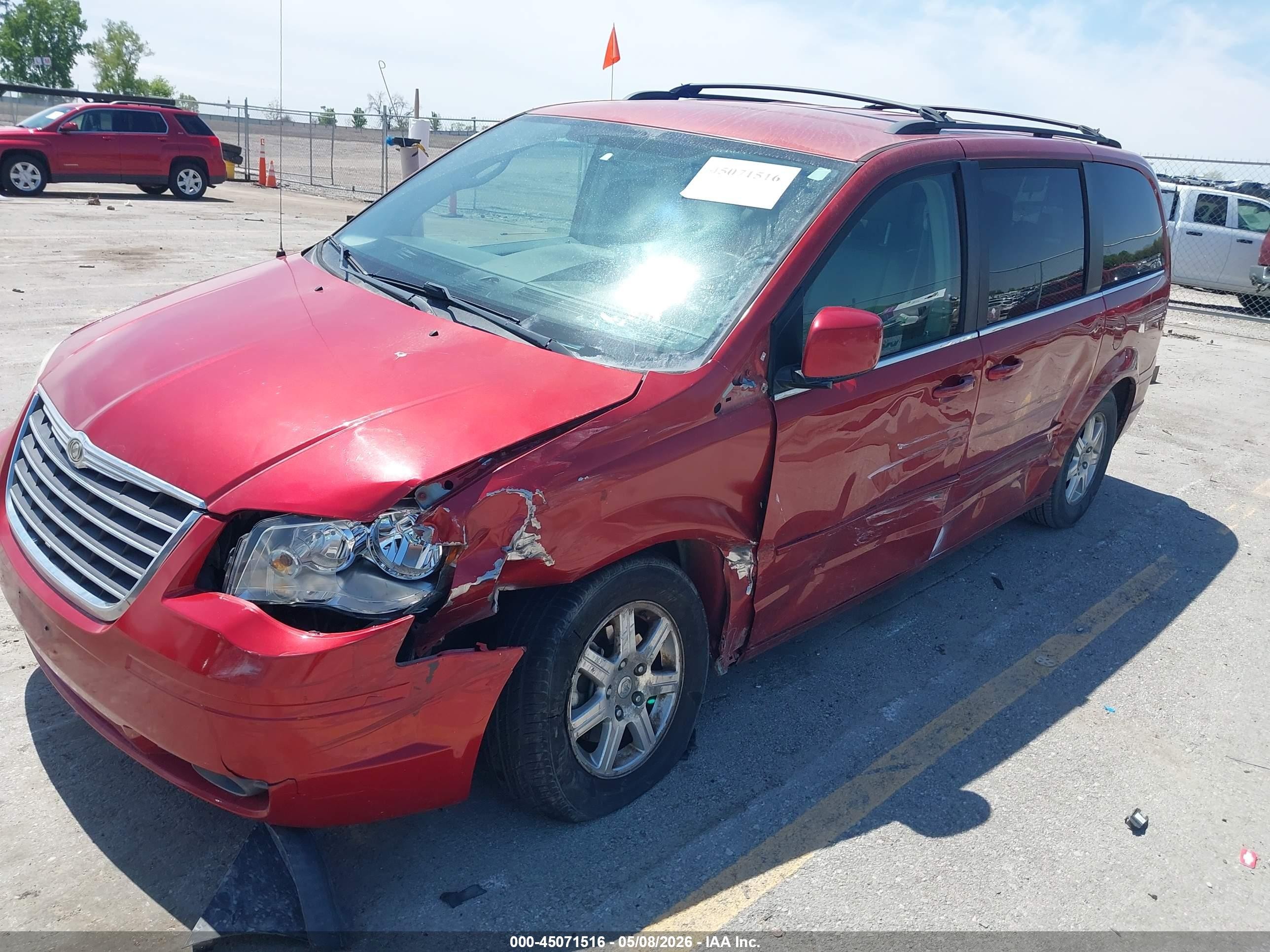 2008 Chrysler Town & Country Touring Red vin: 2A8HR54P18R701167