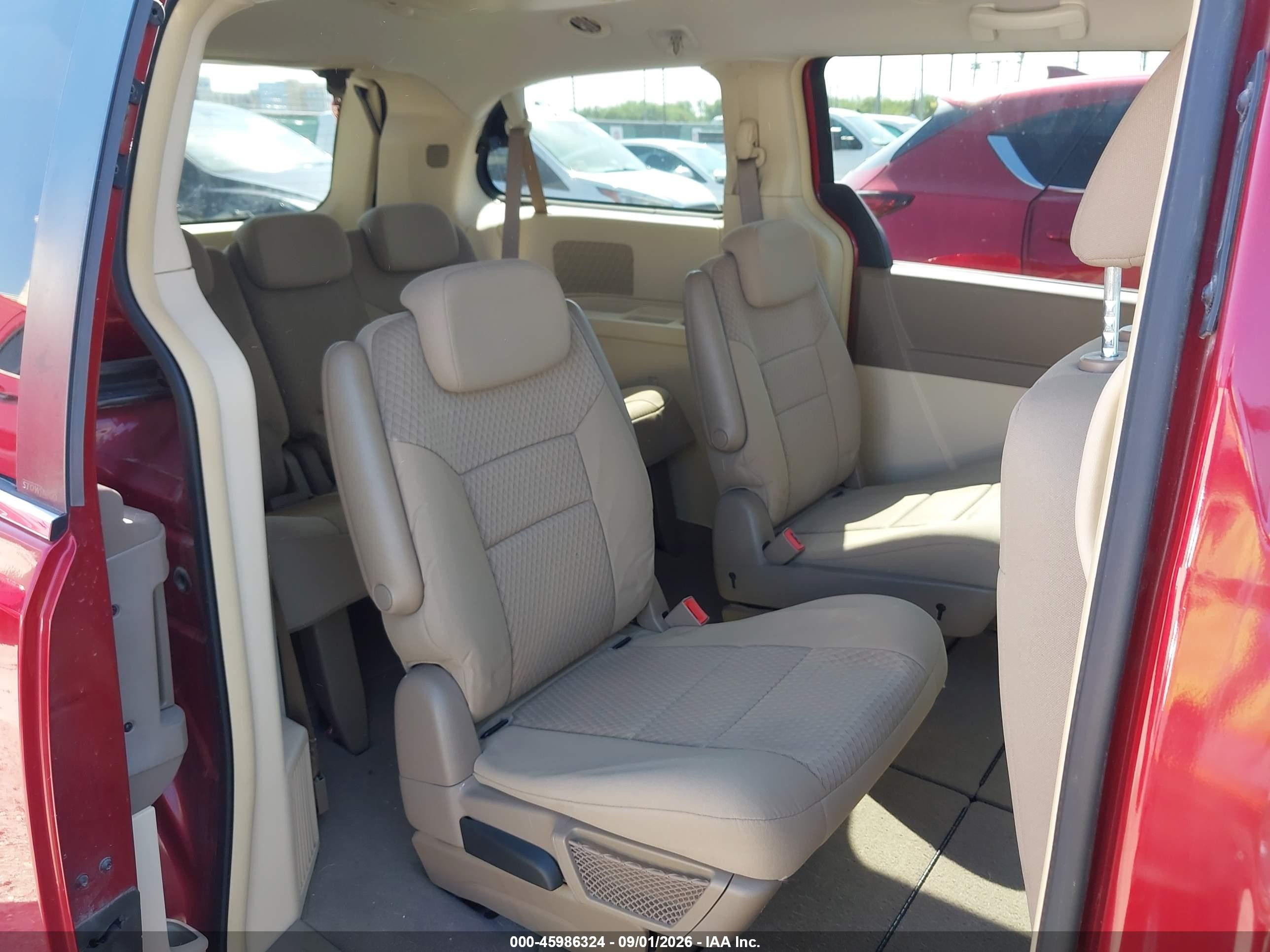 2008 Chrysler Town & Country Touring Red vin: 2A8HR54P18R834723