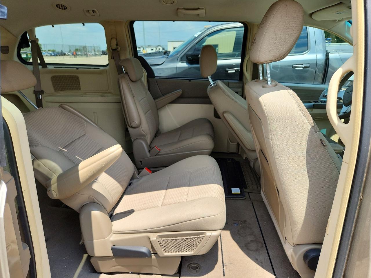 2008 Chrysler Town & Country Touring Бежевый vin: 2A8HR54P28R682161