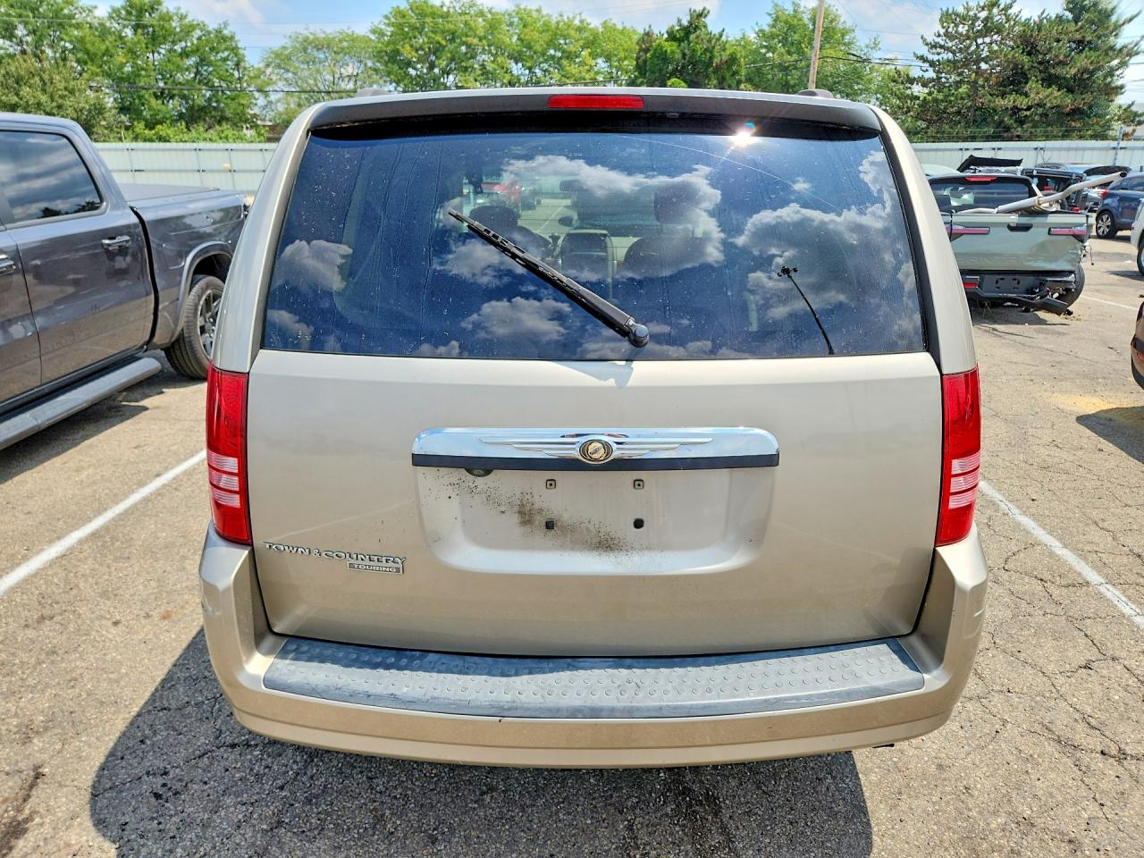 2008 Chrysler Town & Country Touring Бежевый vin: 2A8HR54P28R682161
