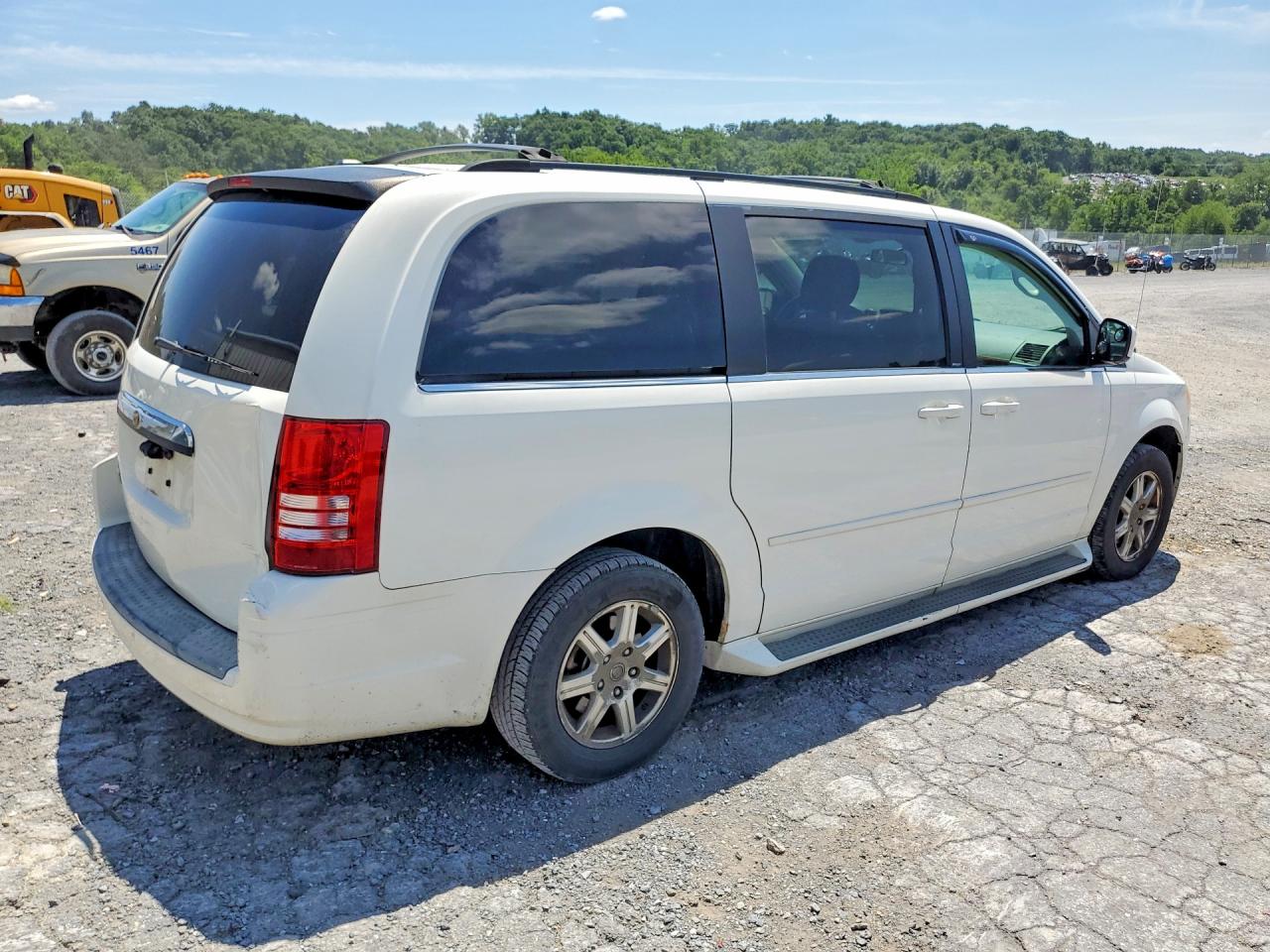 2008 Chrysler Town & Country Touring White vin: 2A8HR54P28R842703