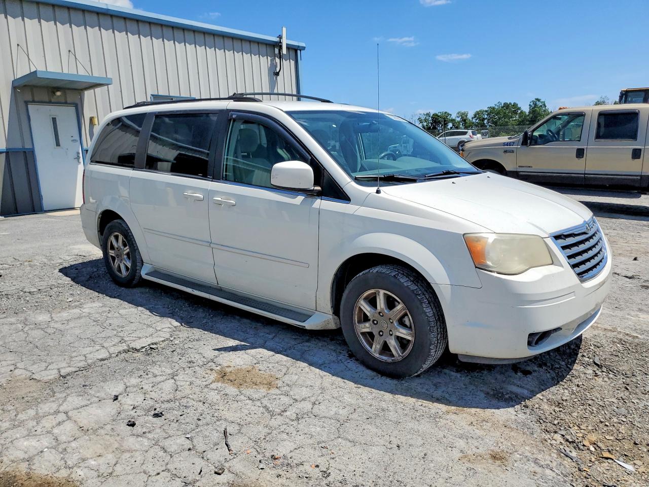 2008 Chrysler Town & Country Touring White vin: 2A8HR54P28R842703