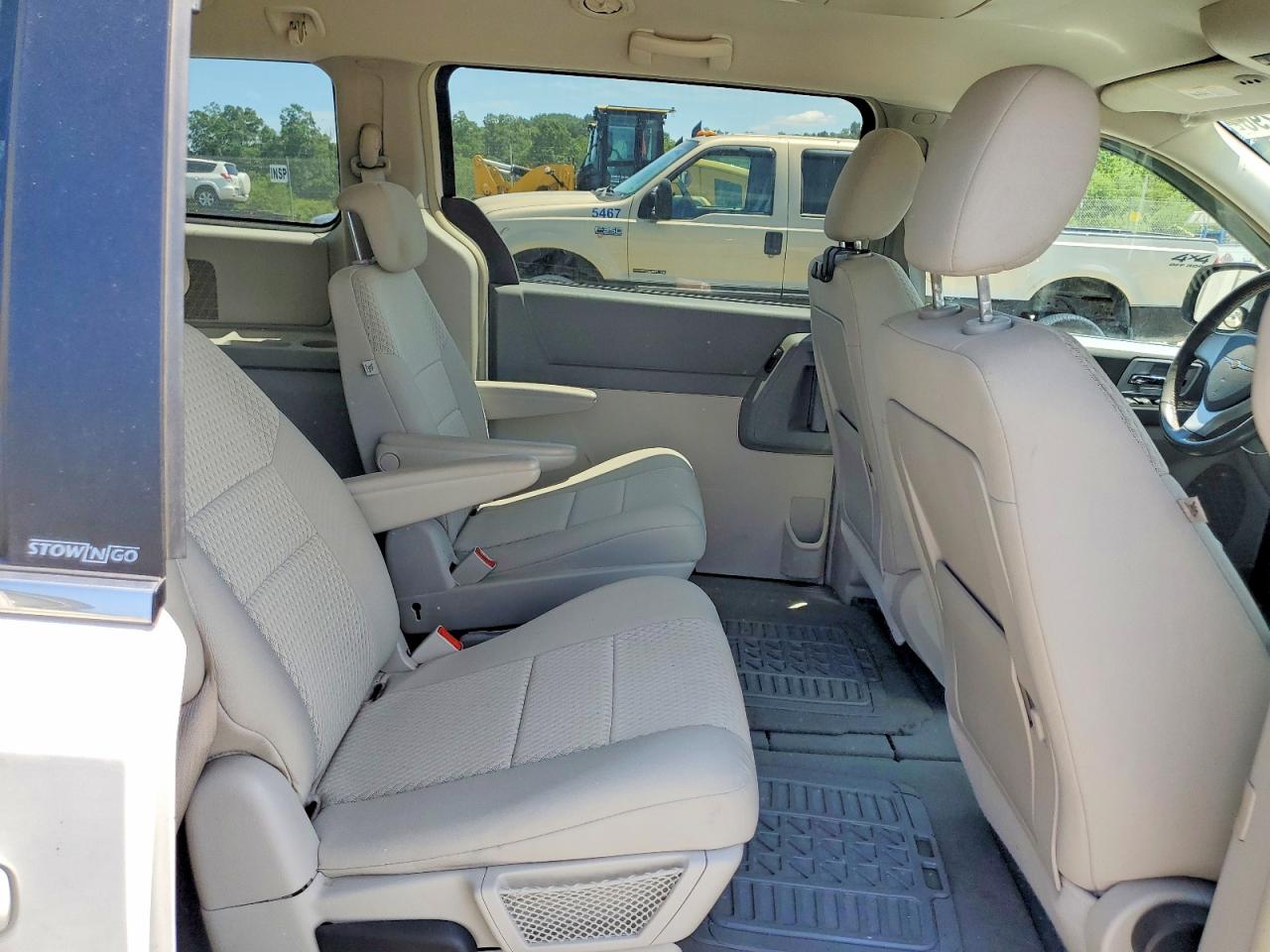 2008 Chrysler Town & Country Touring White vin: 2A8HR54P28R842703