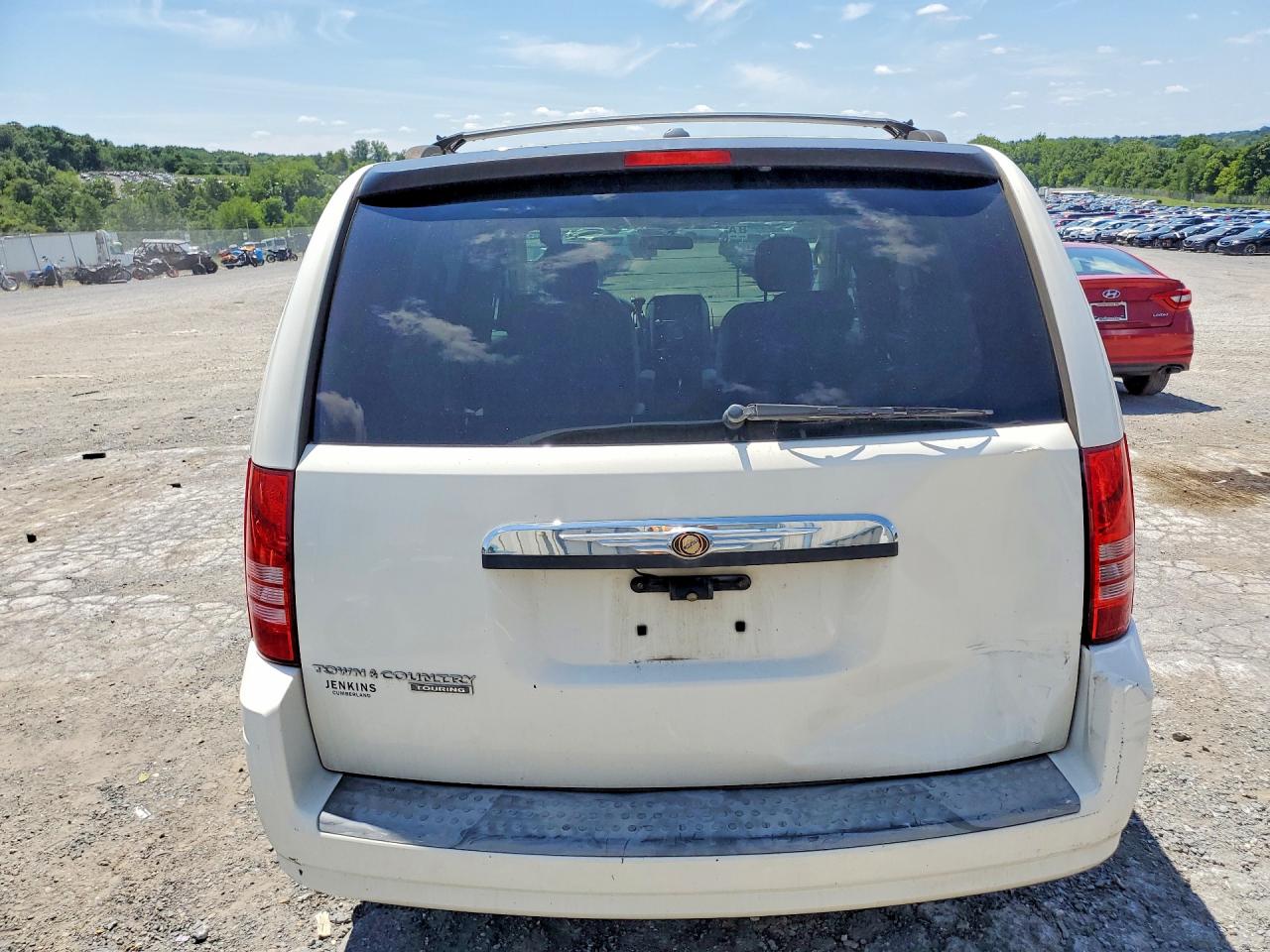 2008 Chrysler Town & Country Touring White vin: 2A8HR54P28R842703