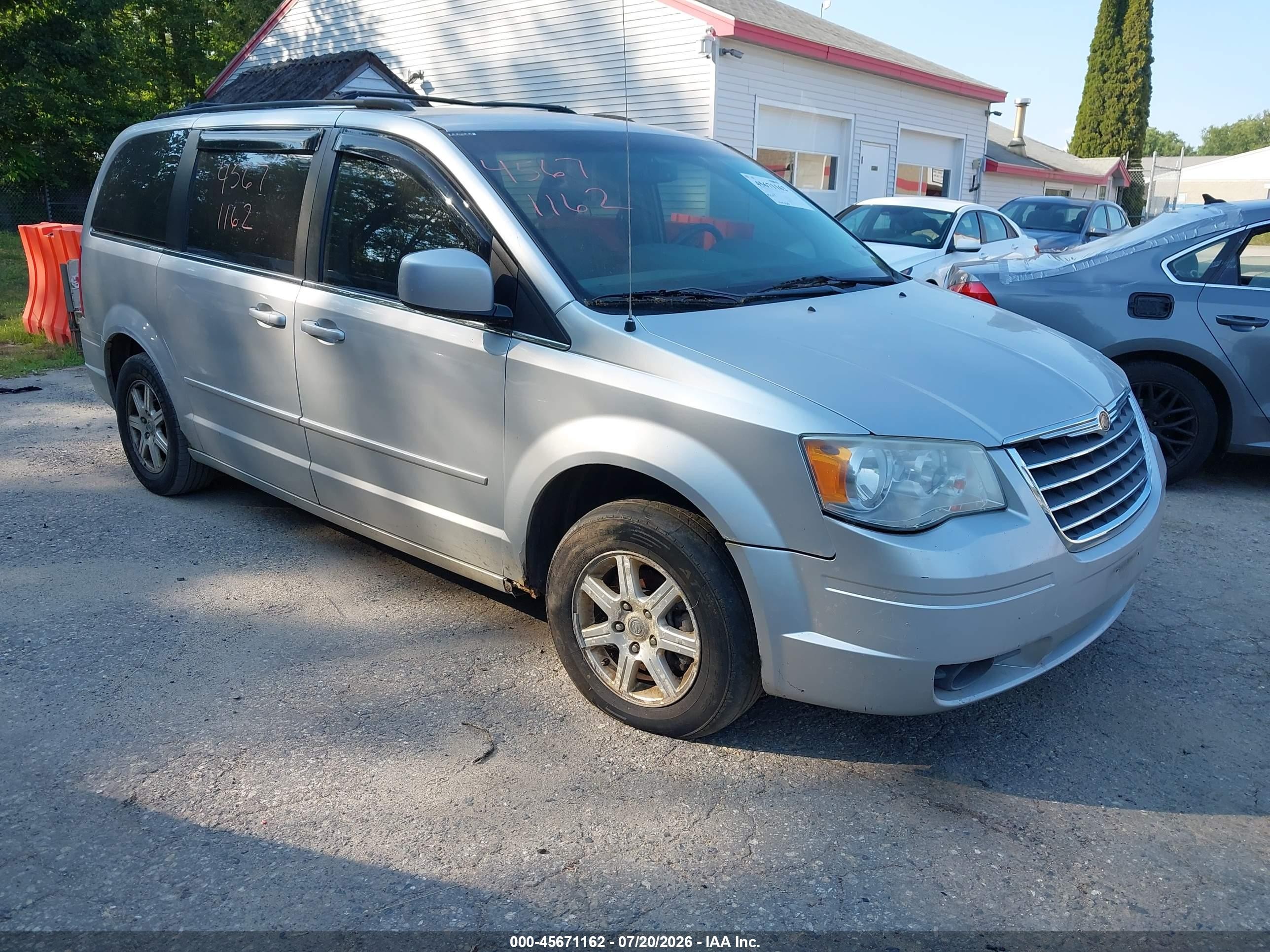 2008 Chrysler Town & Country Touring Silver vin: 2A8HR54P48R621765