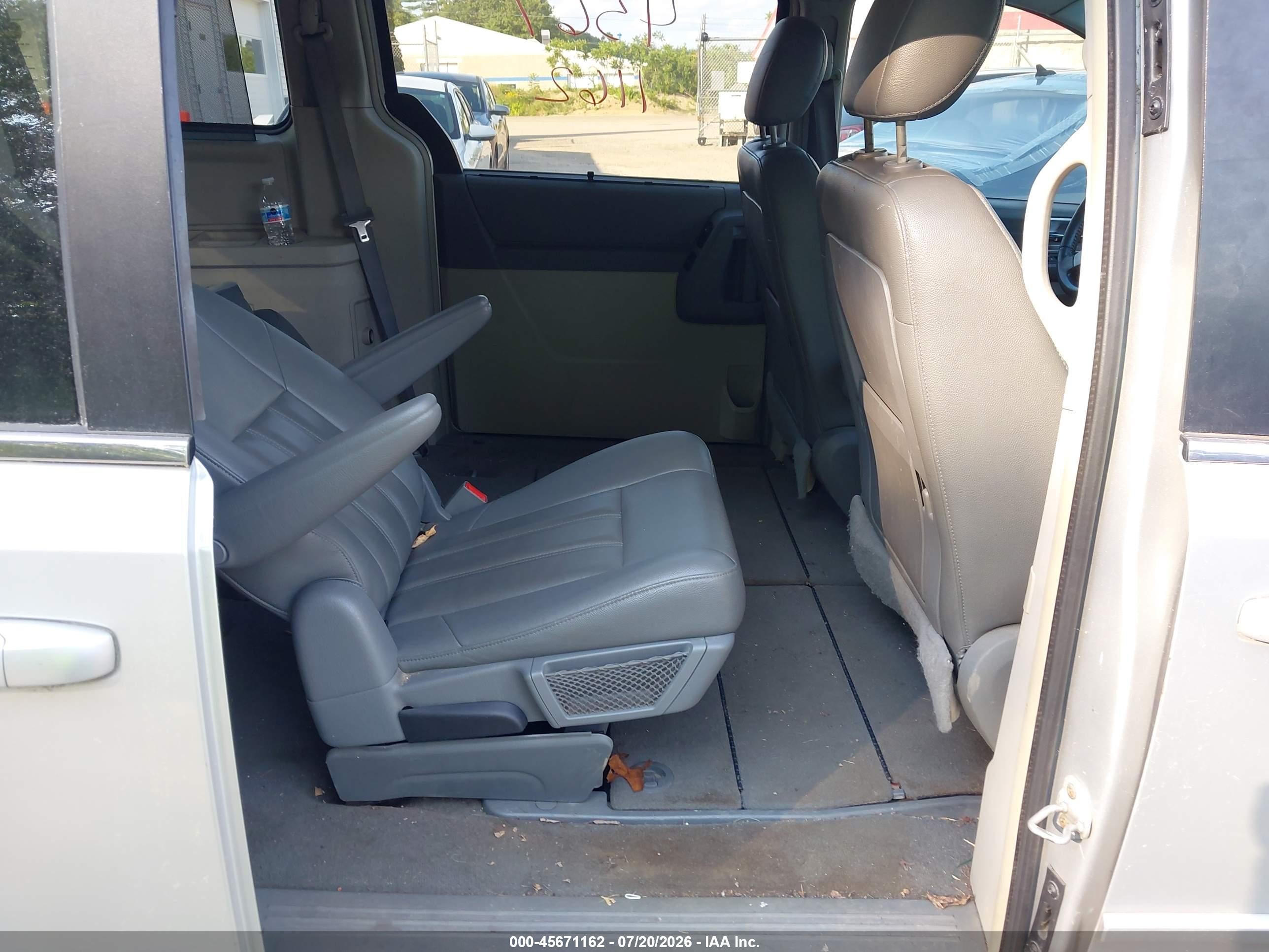 2008 Chrysler Town & Country Touring Silver vin: 2A8HR54P48R621765