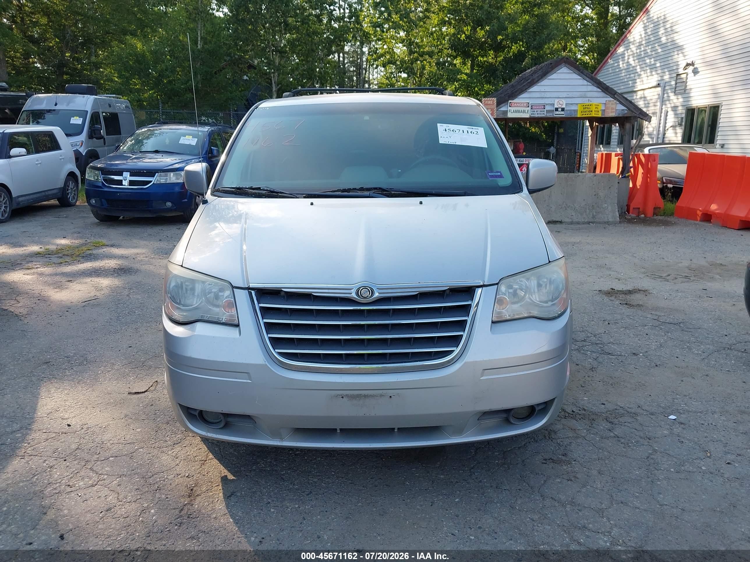 2008 Chrysler Town & Country Touring Silver vin: 2A8HR54P48R621765