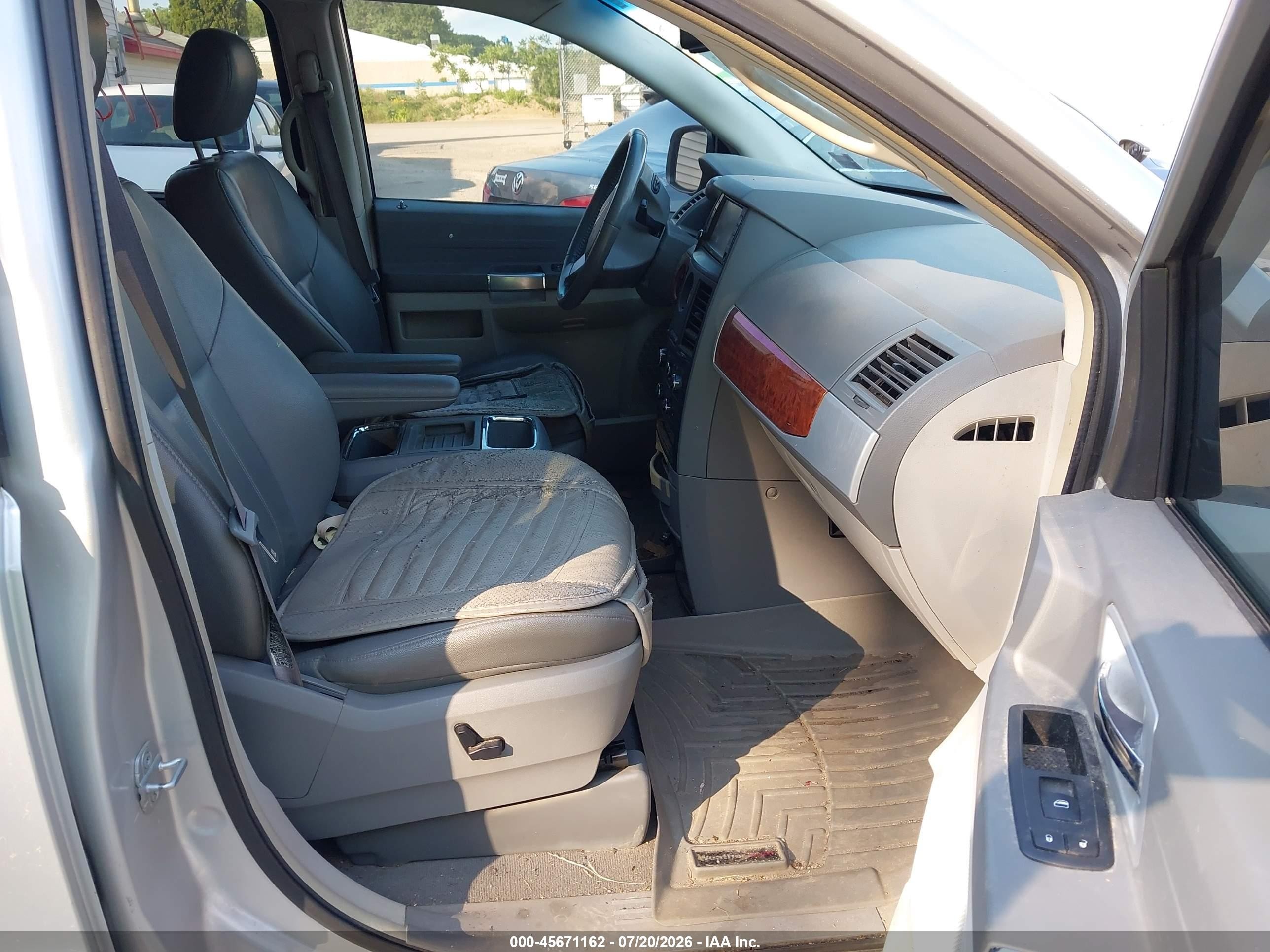 2008 Chrysler Town & Country Touring Silver vin: 2A8HR54P48R621765