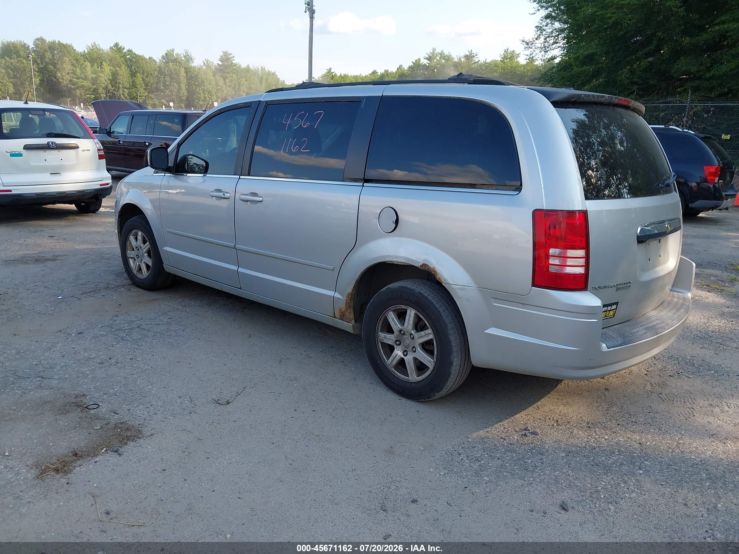2008 Chrysler Town & Country Touring Silver vin: 2A8HR54P48R621765