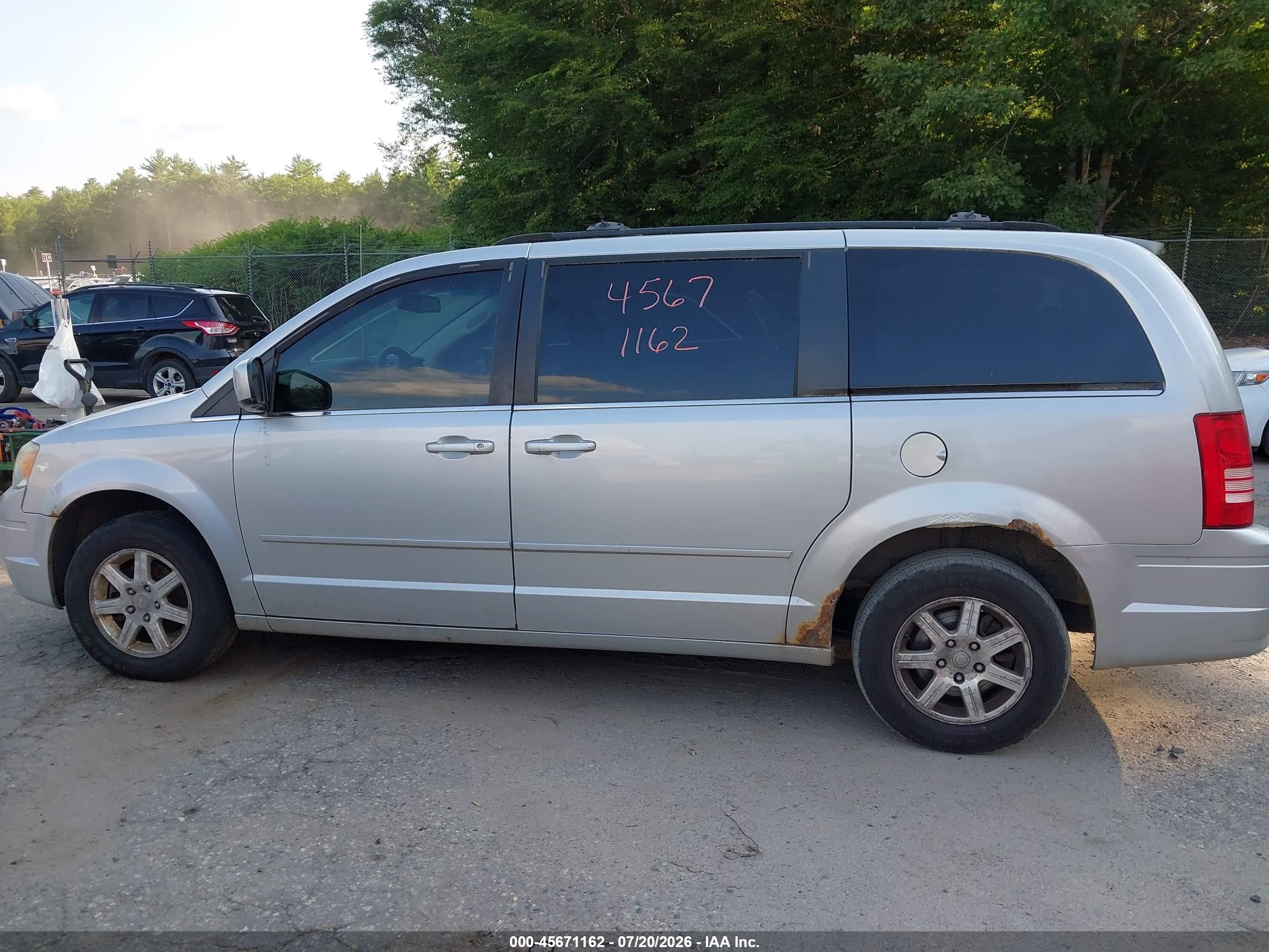 2008 Chrysler Town & Country Touring Silver vin: 2A8HR54P48R621765