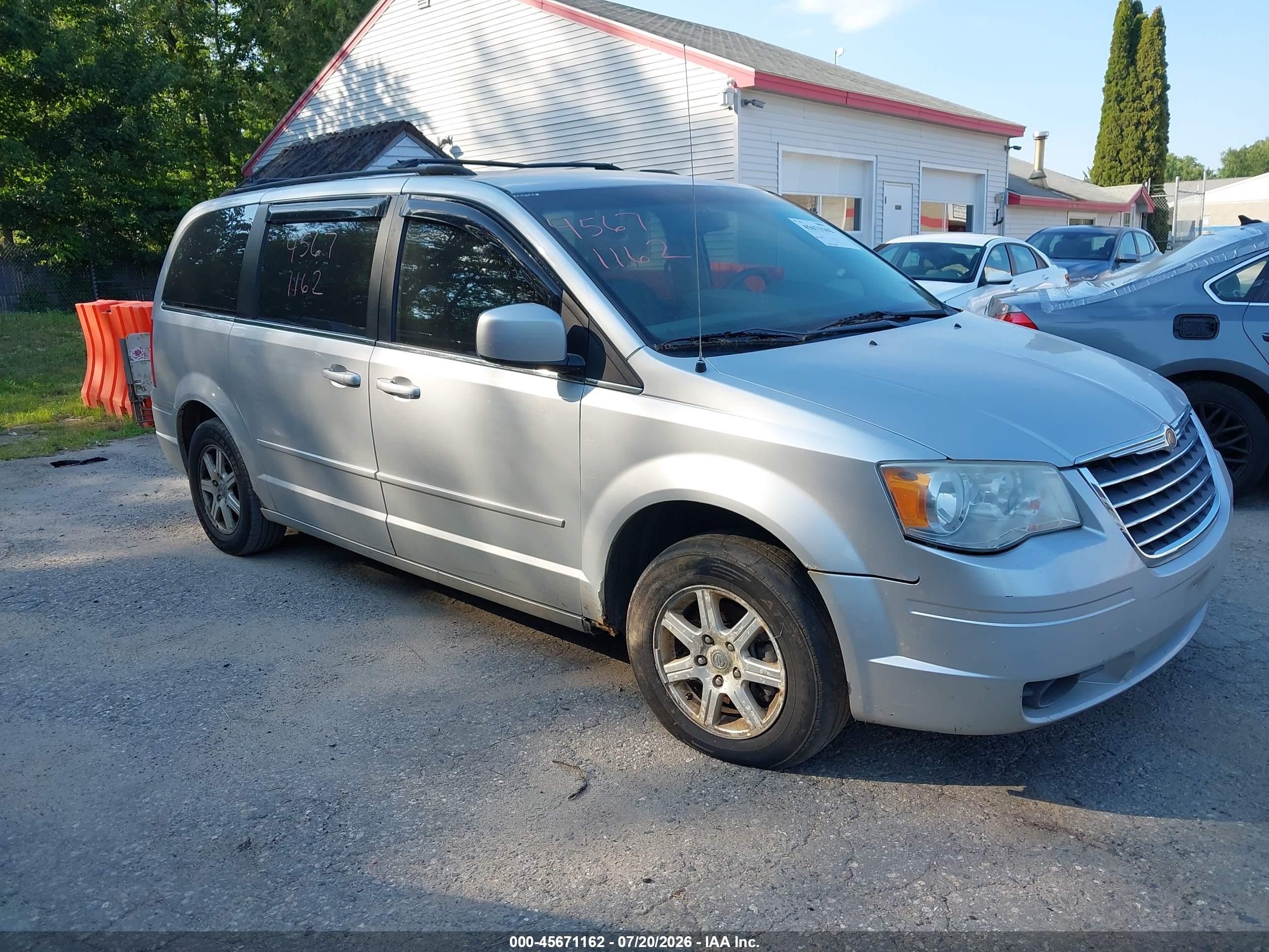 2008 Chrysler Town & Country Touring Silver vin: 2A8HR54P48R621765