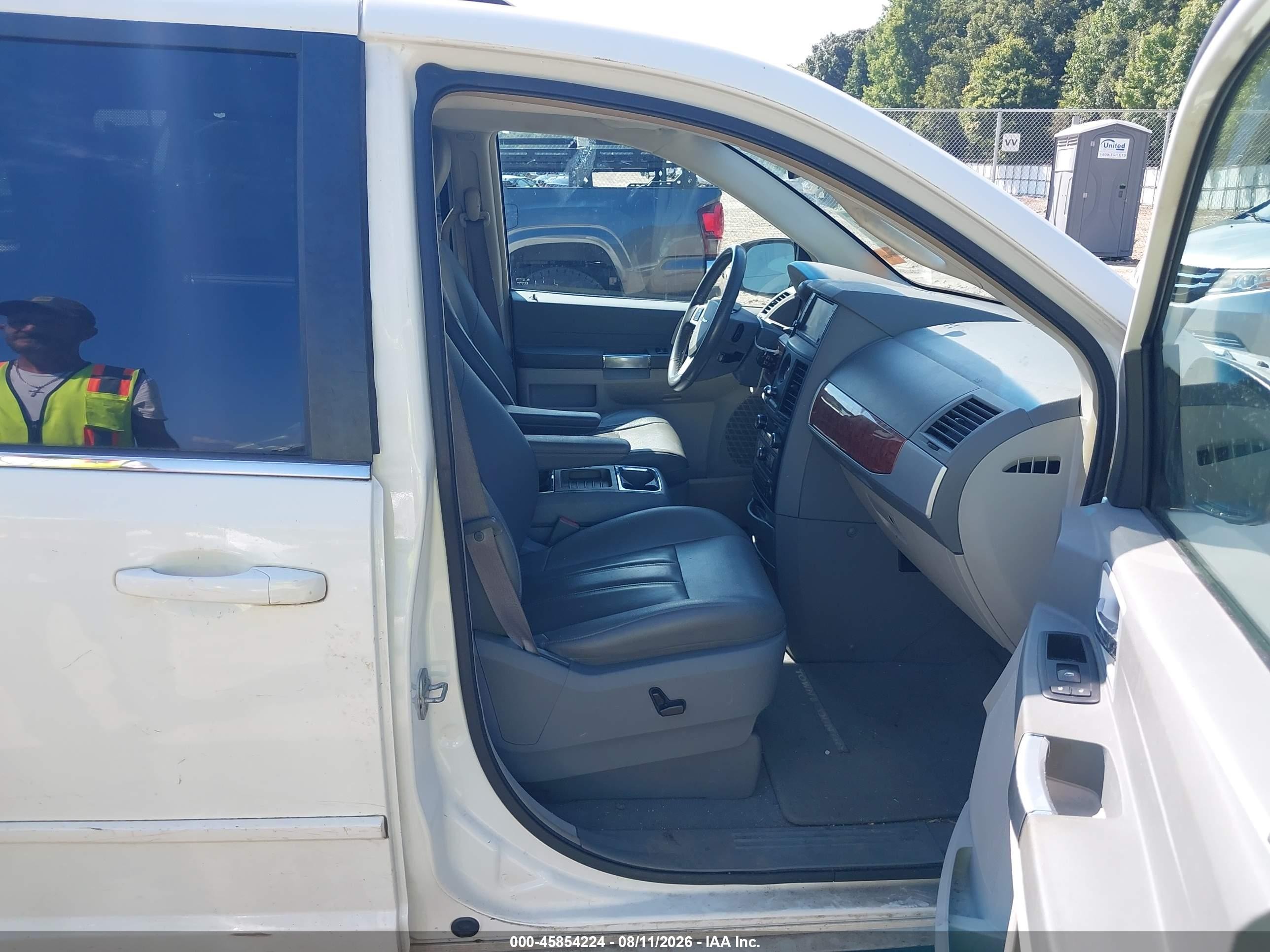 2008 Chrysler Town & Country Touring Белый vin: 2A8HR54P48R666947