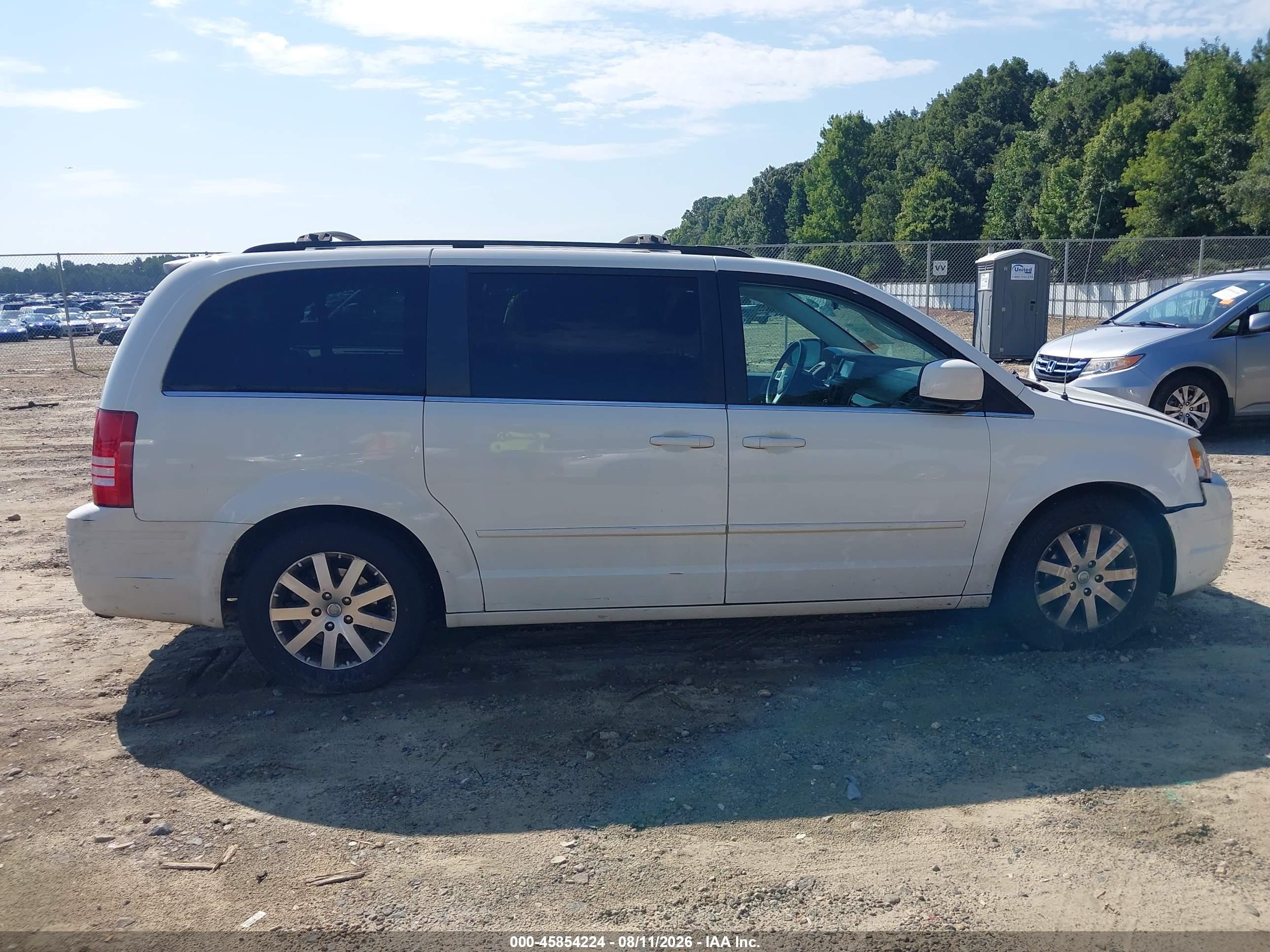 2008 Chrysler Town & Country Touring Белый vin: 2A8HR54P48R666947