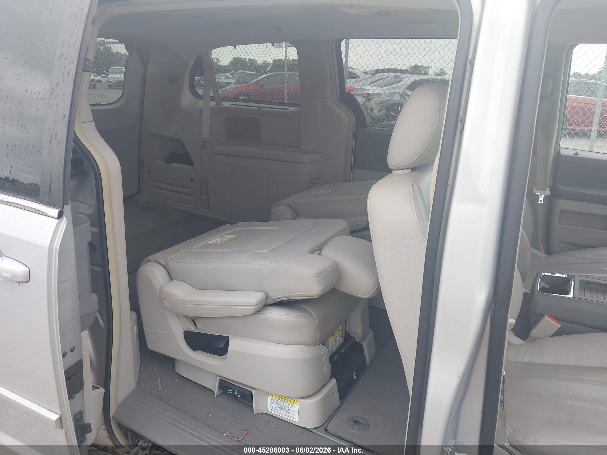 2008 Chrysler Town & Country Touring Серебряный vin: 2A8HR54P48R691685