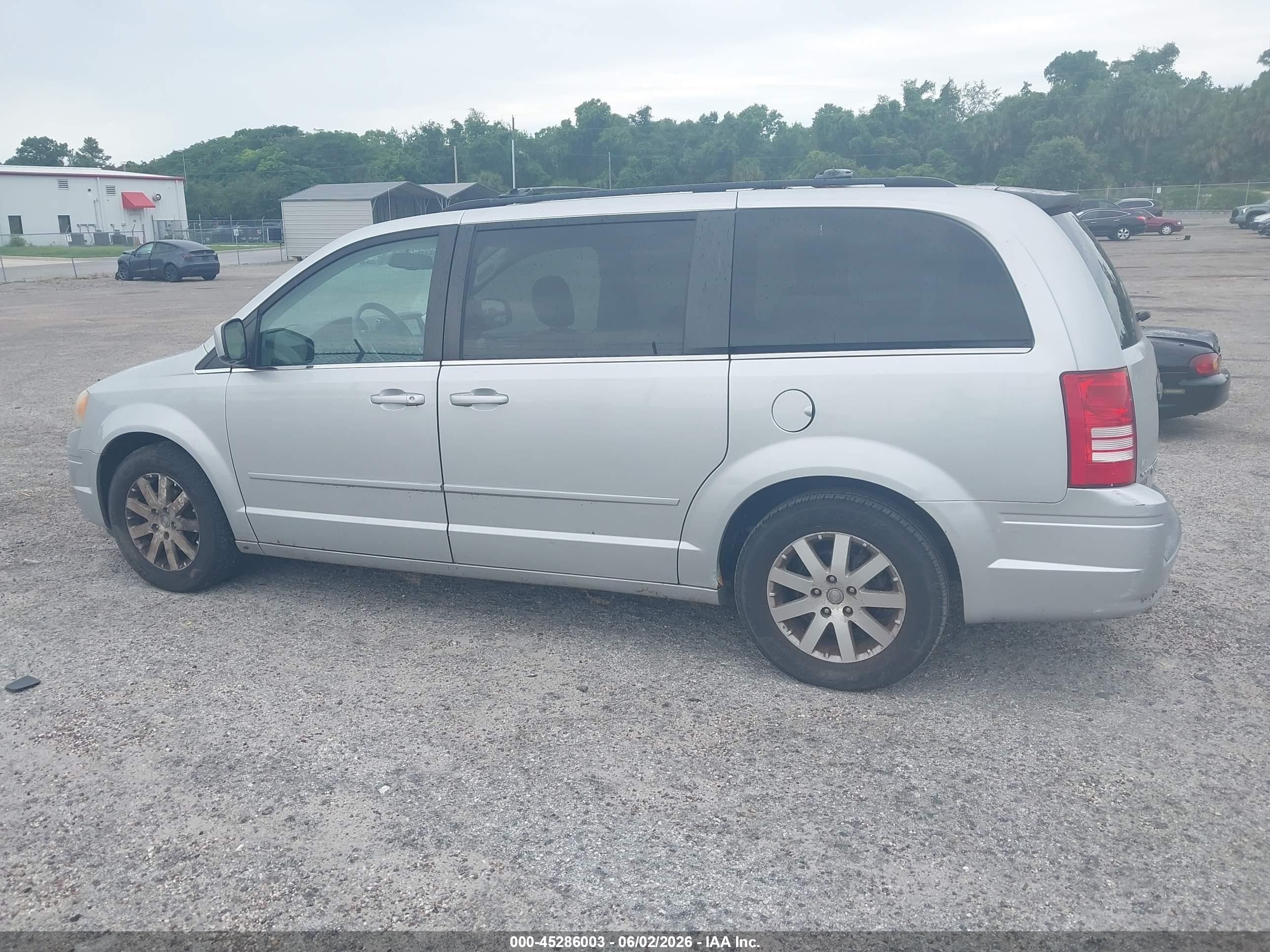2008 Chrysler Town & Country Touring Серебряный vin: 2A8HR54P48R691685