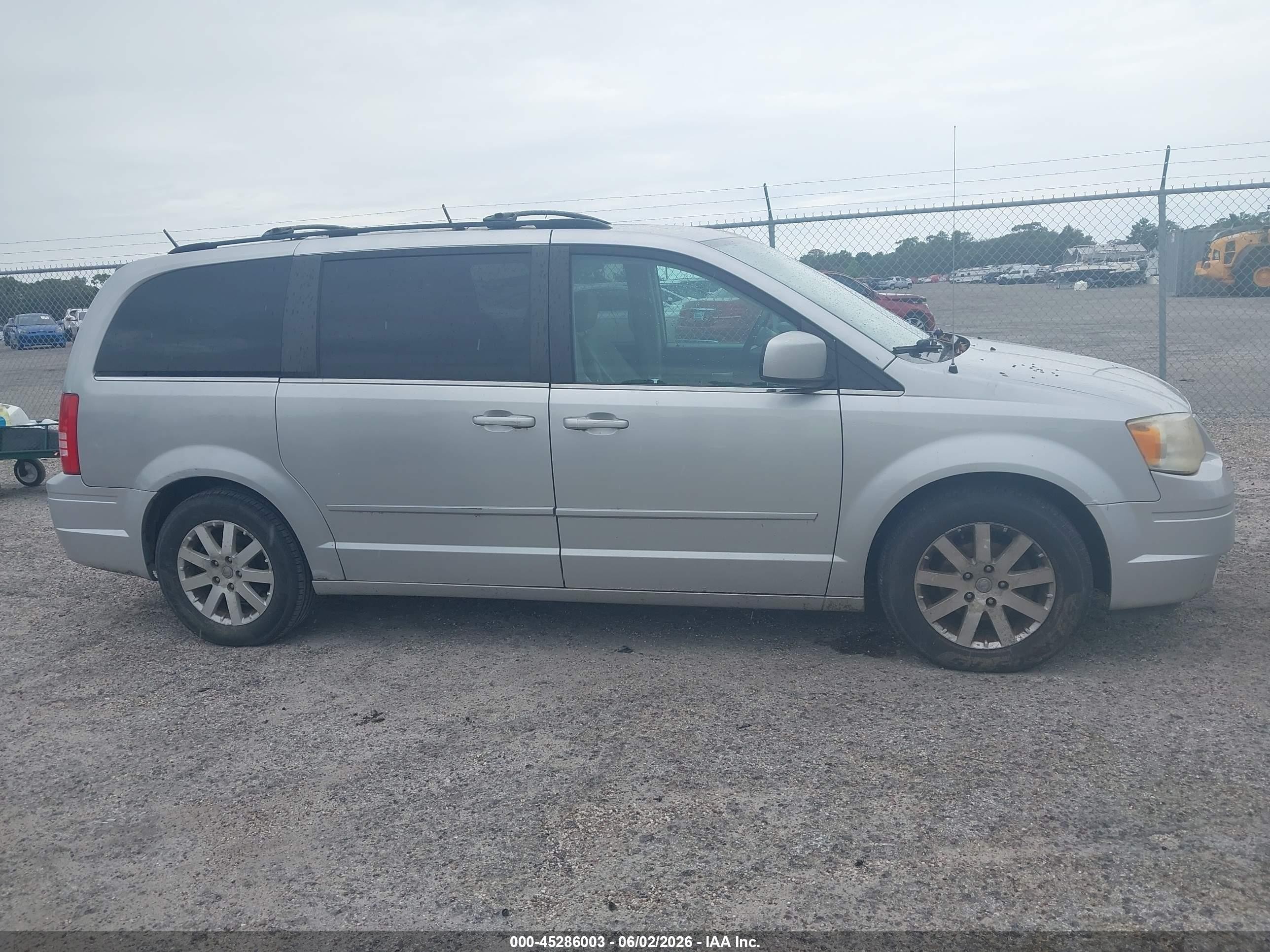 2008 Chrysler Town & Country Touring Серебряный vin: 2A8HR54P48R691685