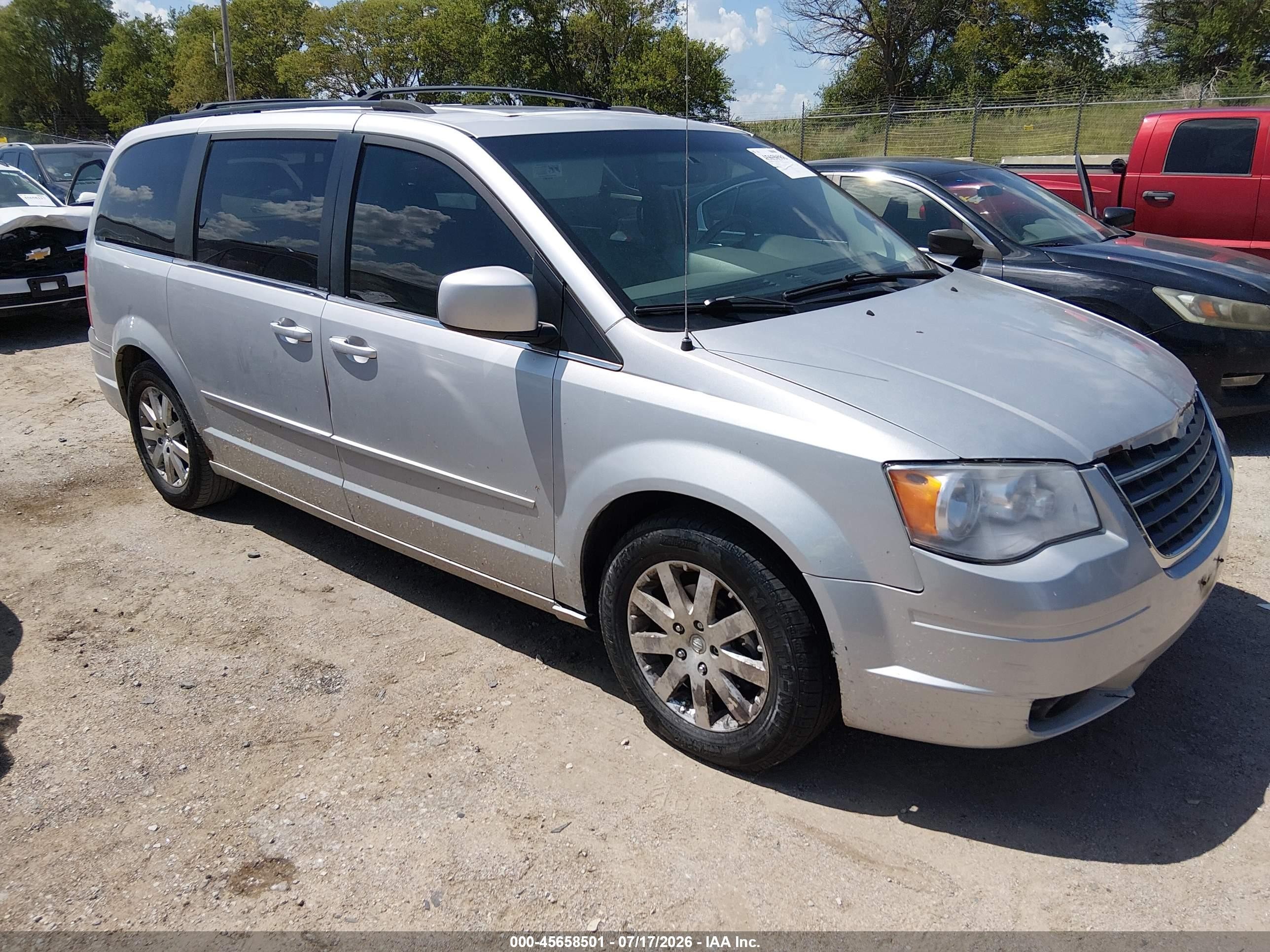2008 Chrysler Town & Country Touring Silver vin: 2A8HR54P48R829628