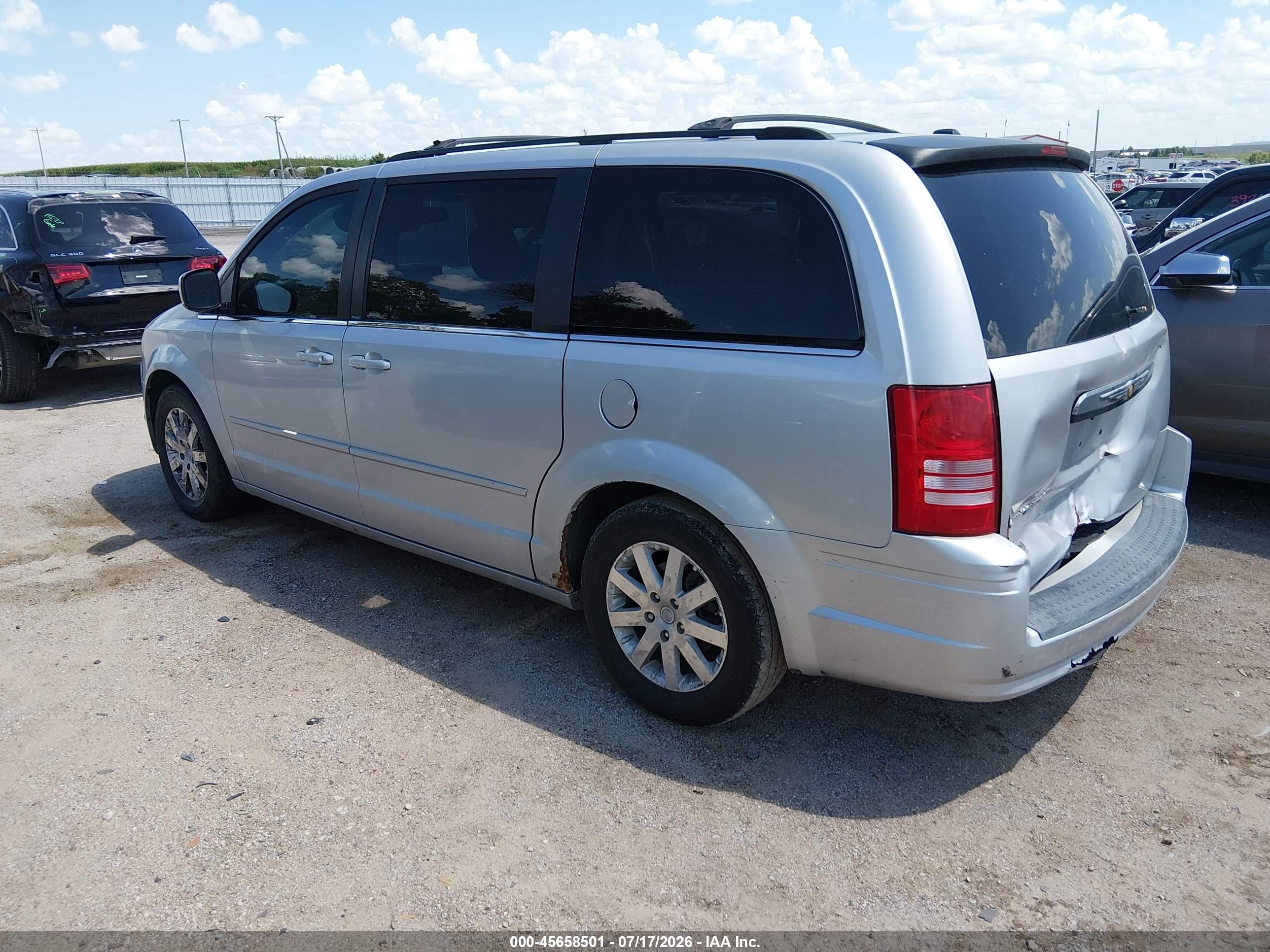 2008 Chrysler Town & Country Touring Silver vin: 2A8HR54P48R829628