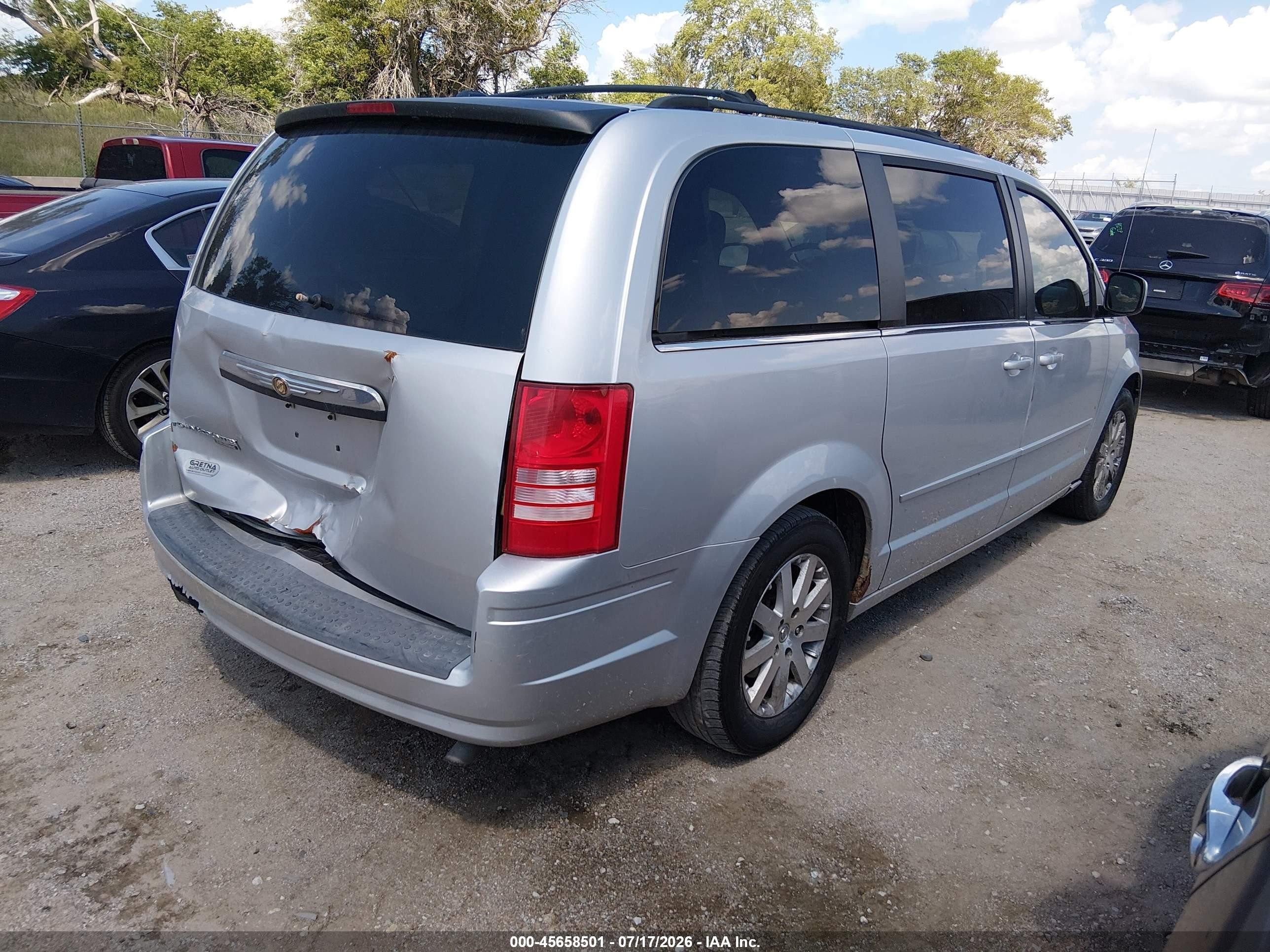 2008 Chrysler Town & Country Touring Silver vin: 2A8HR54P48R829628