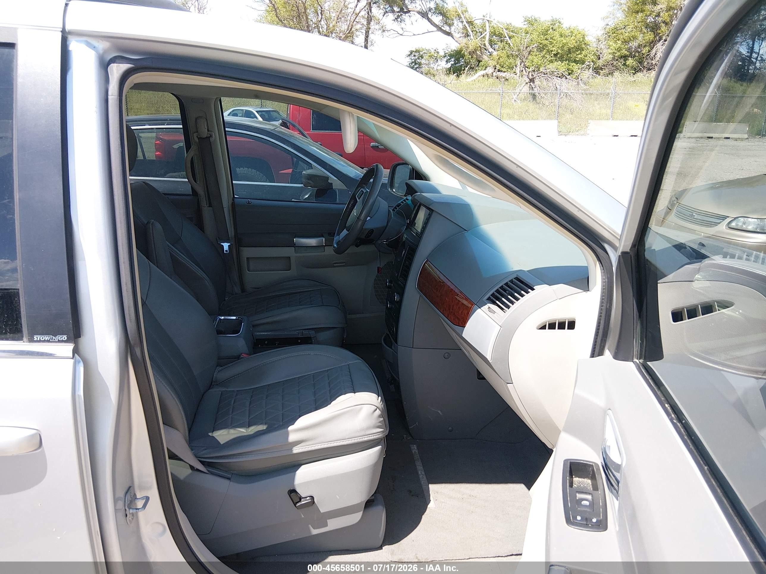 2008 Chrysler Town & Country Touring Silver vin: 2A8HR54P48R829628