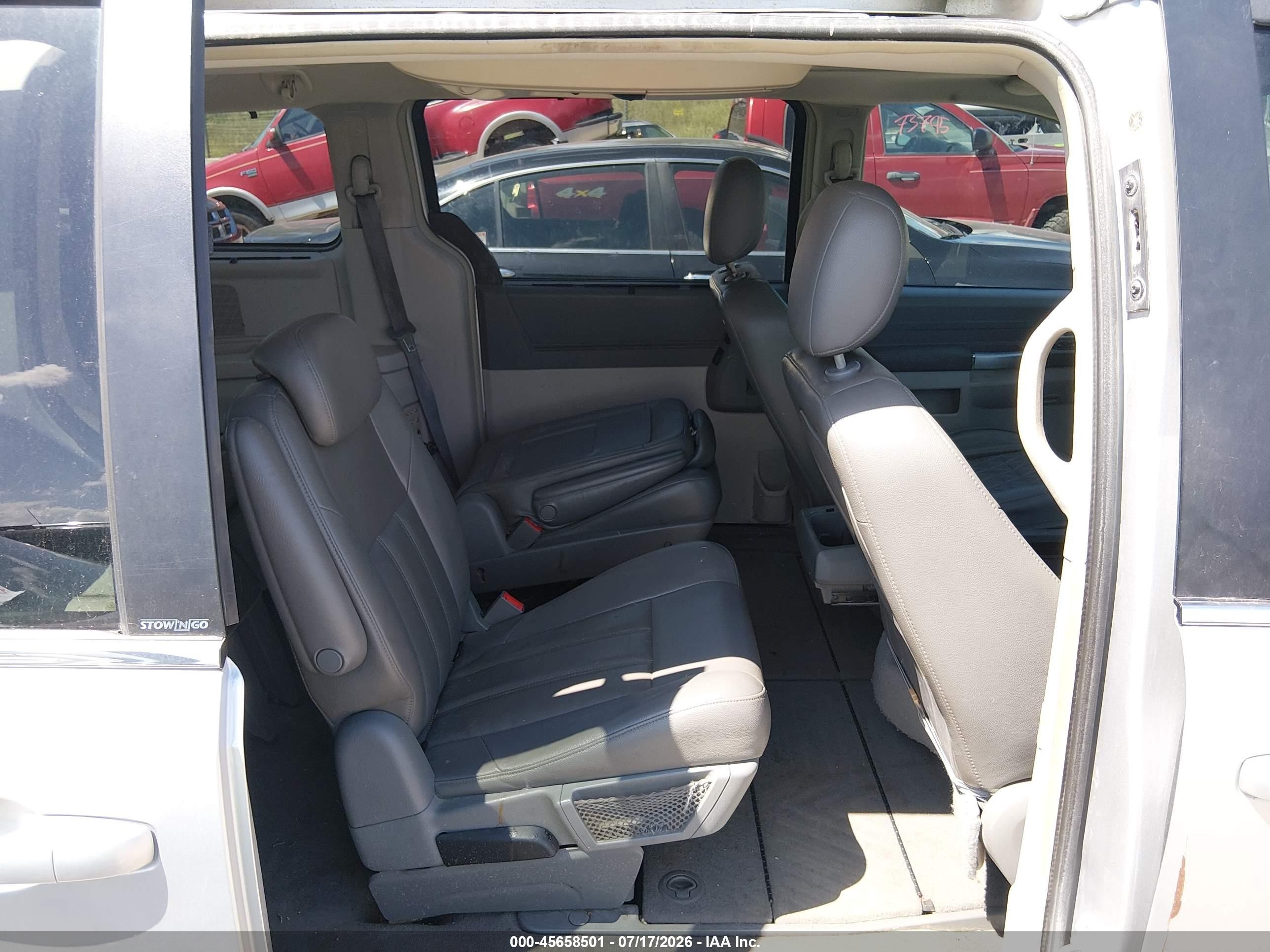 2008 Chrysler Town & Country Touring Silver vin: 2A8HR54P48R829628