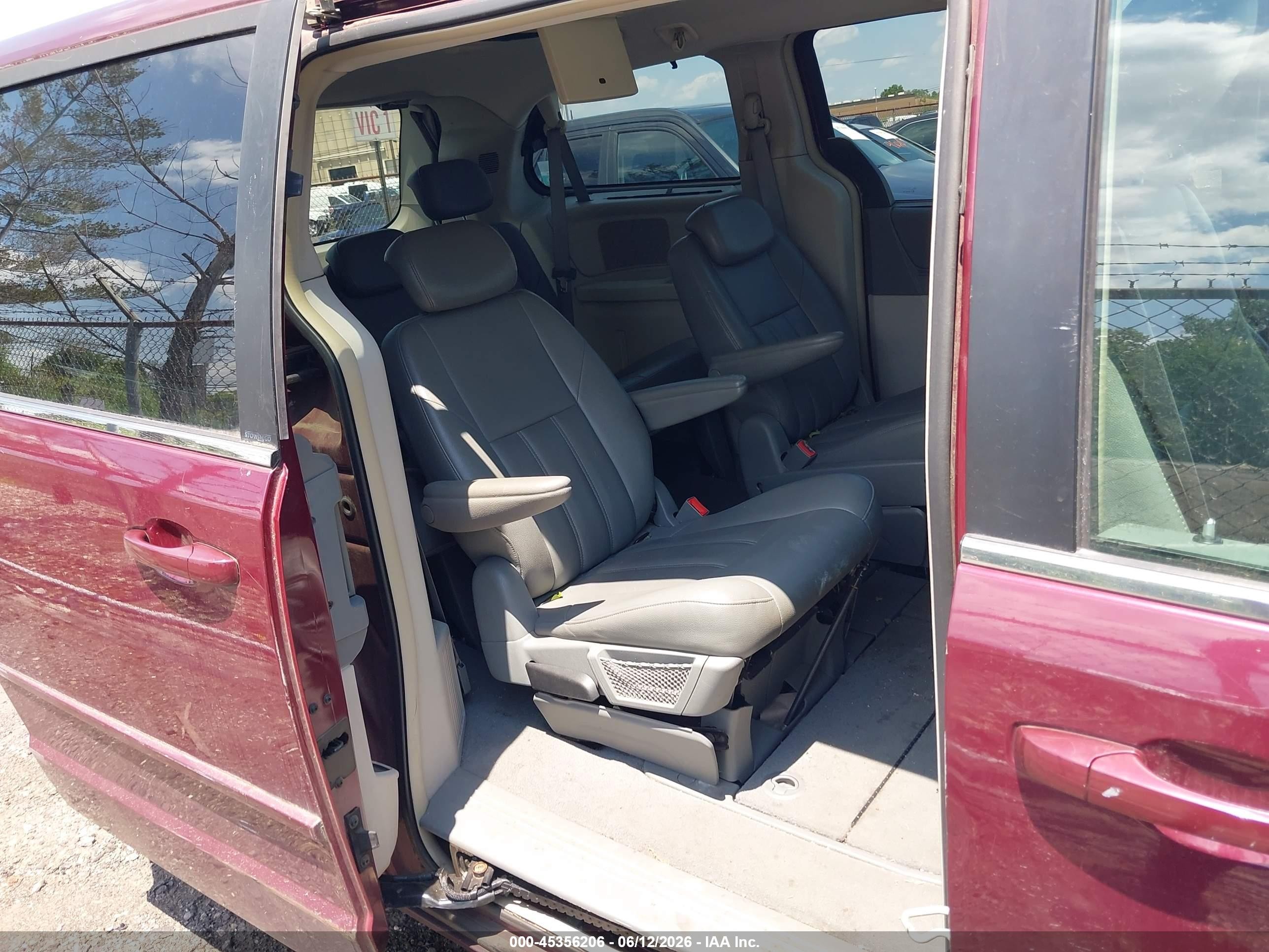 2008 Chrysler Town & Country Touring Burgundy vin: 2A8HR54P48R838670