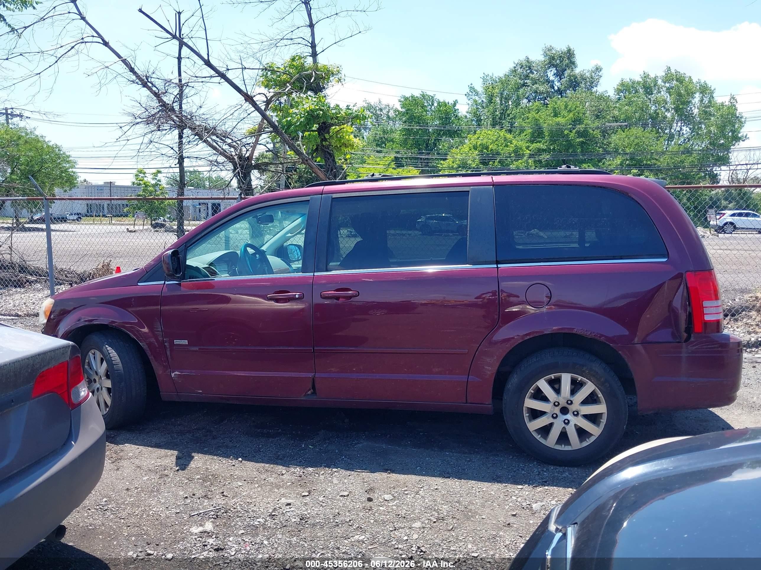 2008 Chrysler Town & Country Touring Burgundy vin: 2A8HR54P48R838670