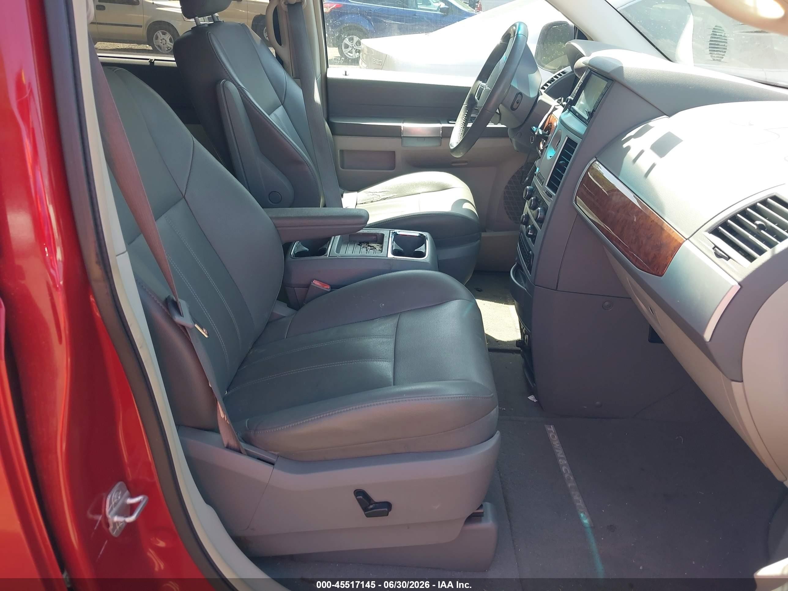 2008 Chrysler Town & Country Touring Red vin: 2A8HR54P48R842833