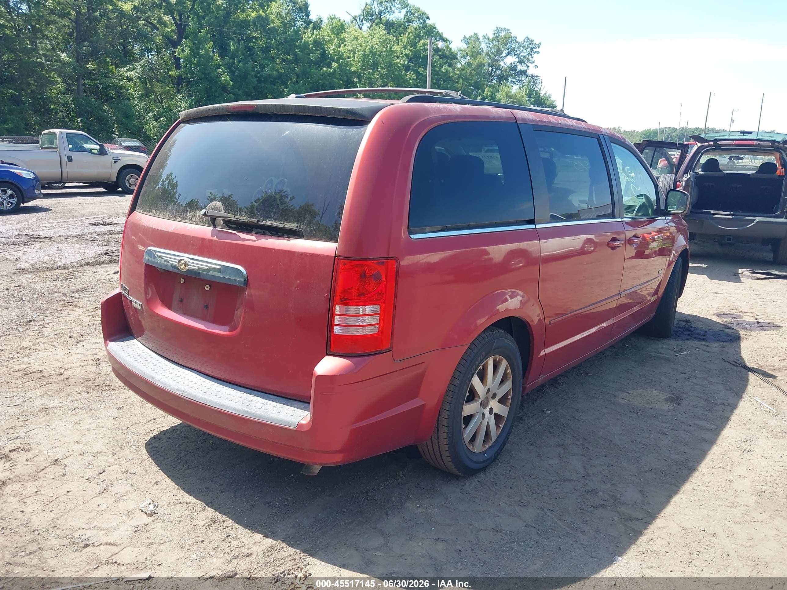 2008 Chrysler Town & Country Touring Red vin: 2A8HR54P48R842833