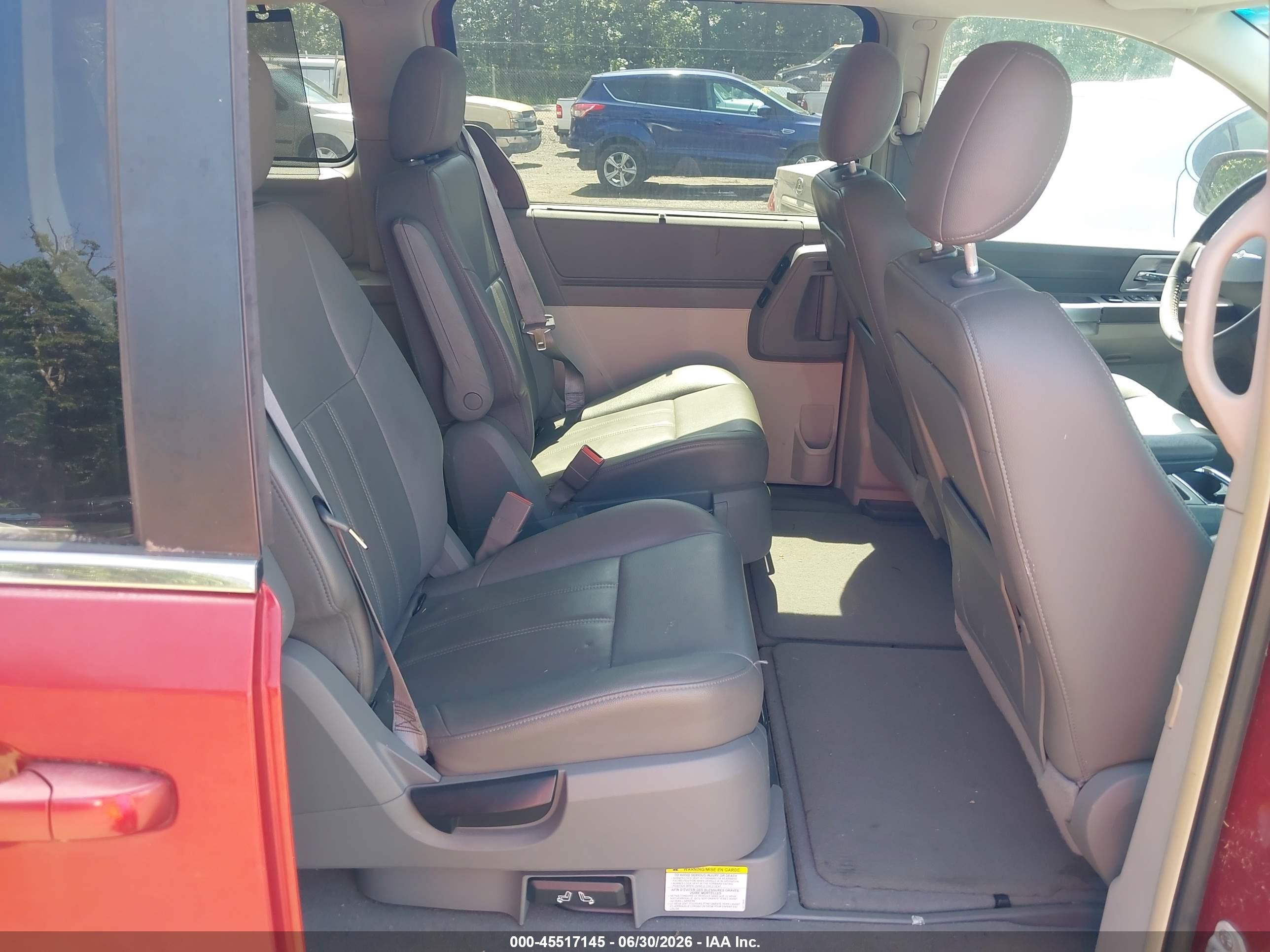 2008 Chrysler Town & Country Touring Red vin: 2A8HR54P48R842833