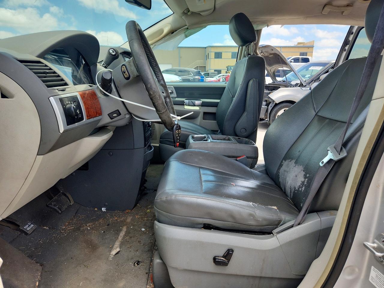 2008 Chrysler Town & Country Touring Silver vin: 2A8HR54P58R143484