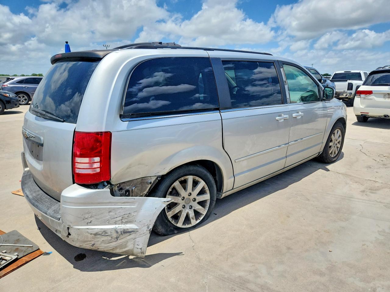 2008 Chrysler Town & Country Touring Silver vin: 2A8HR54P58R143484