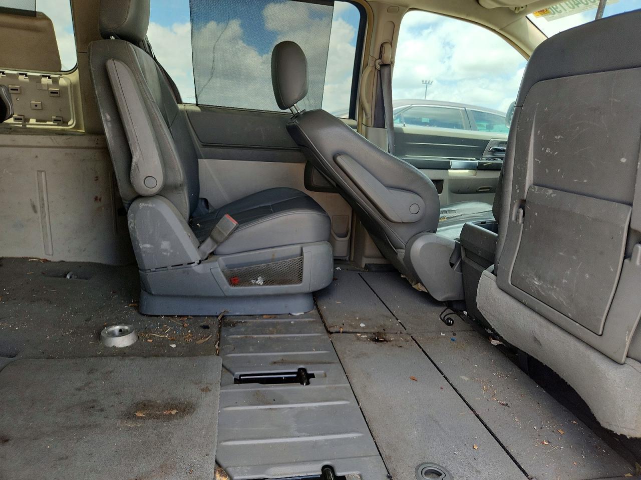 2008 Chrysler Town & Country Touring Silver vin: 2A8HR54P58R143484