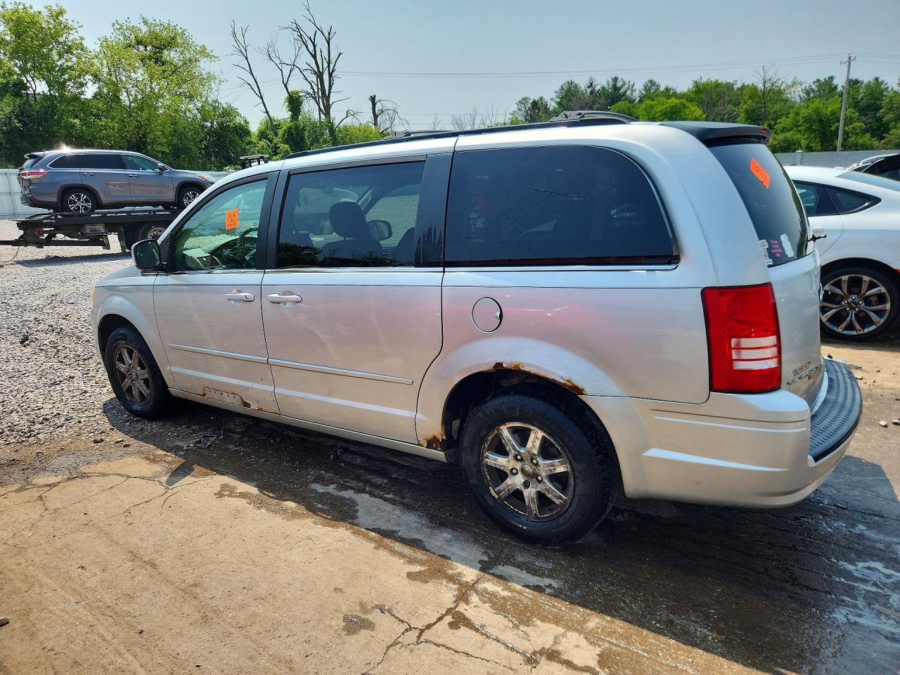 2008 Chrysler Town & Country Touring Silver vin: 2A8HR54P58R690710