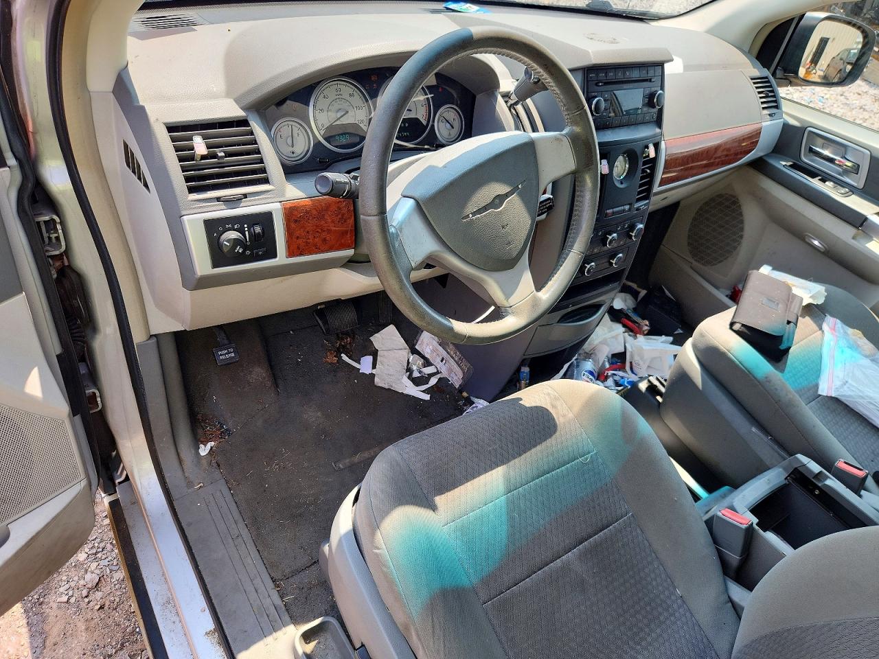 2008 Chrysler Town & Country Touring Silver vin: 2A8HR54P58R690710