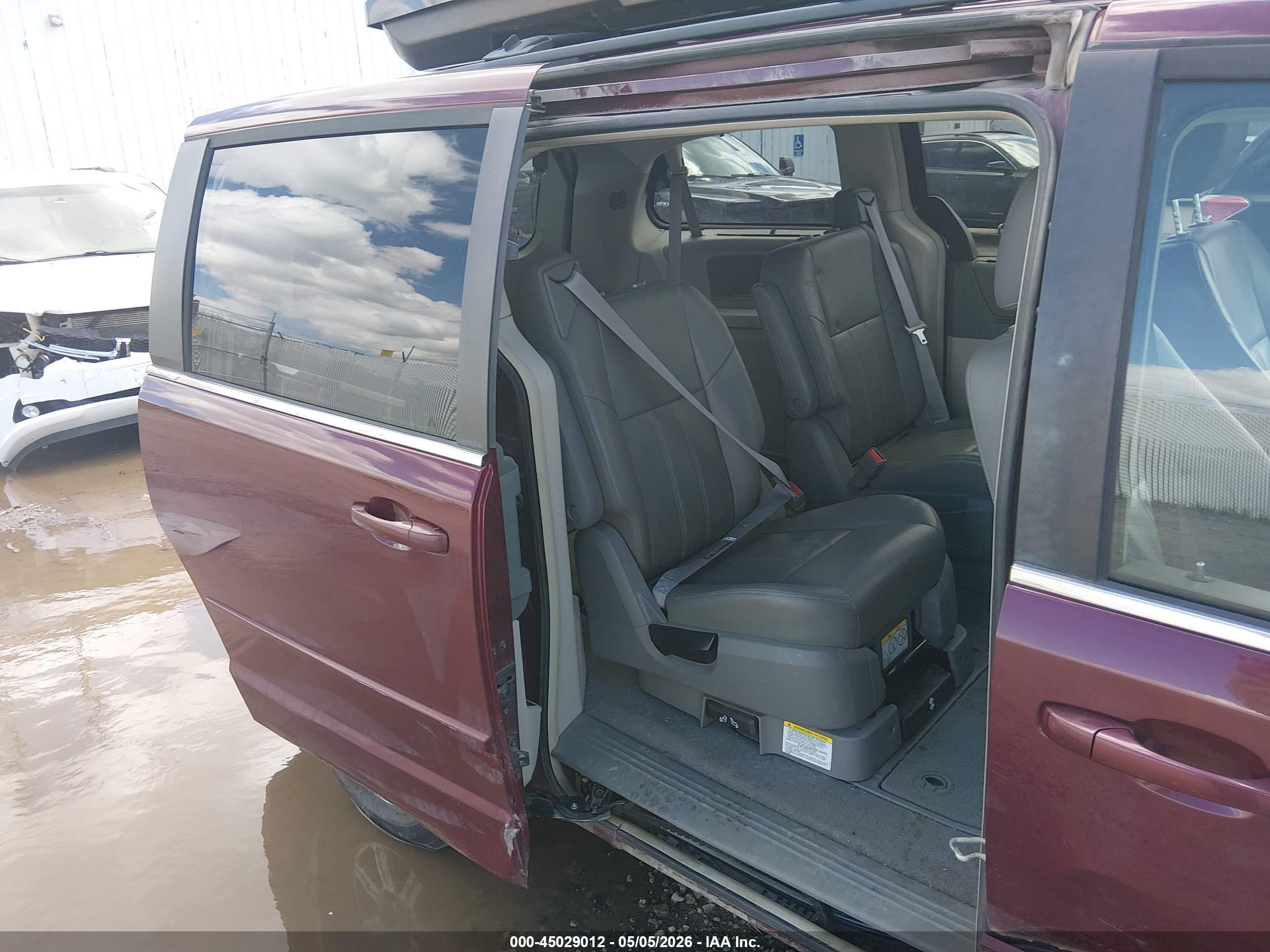 2008 Chrysler Town & Country Touring Red vin: 2A8HR54P58R699522