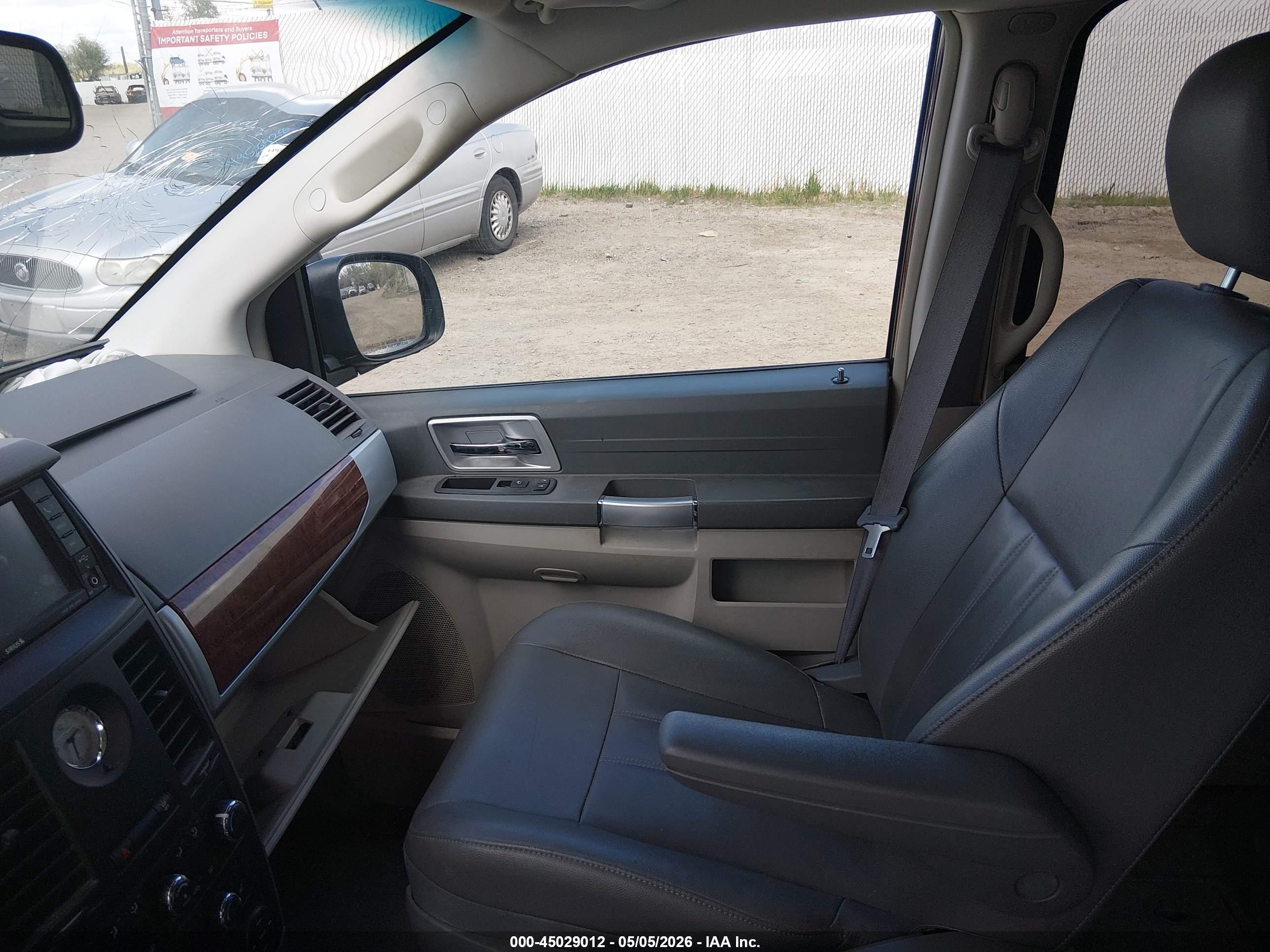 2008 Chrysler Town & Country Touring Red vin: 2A8HR54P58R699522