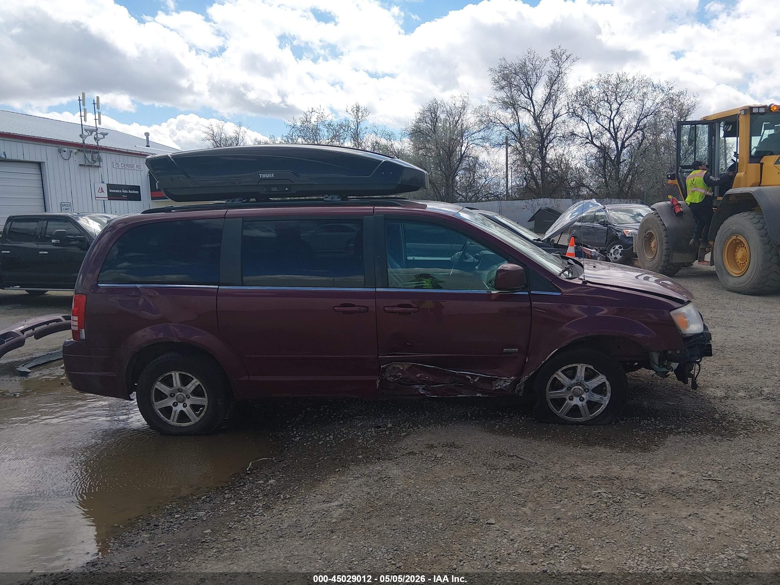2008 Chrysler Town & Country Touring Red vin: 2A8HR54P58R699522