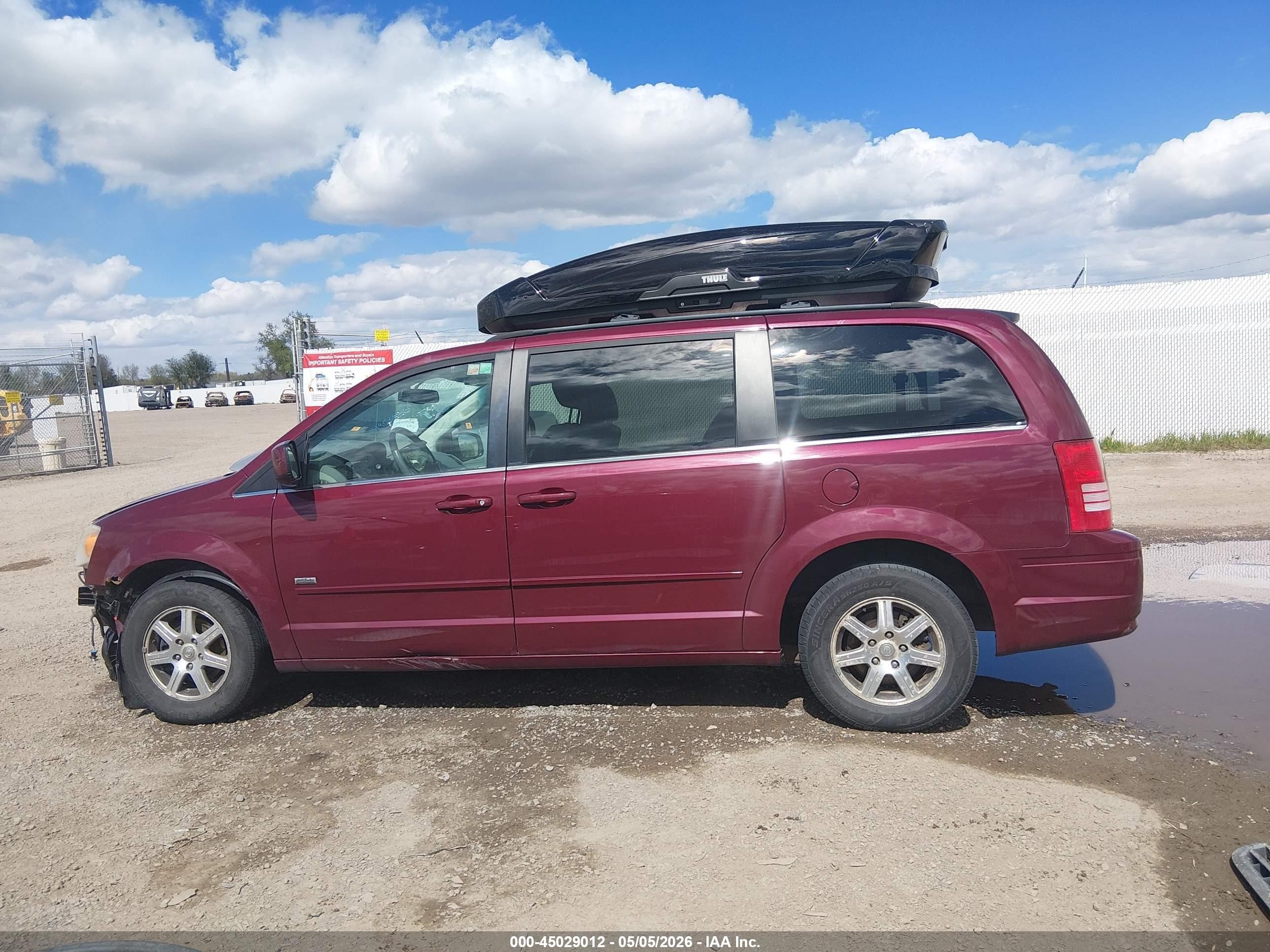 2008 Chrysler Town & Country Touring Red vin: 2A8HR54P58R699522