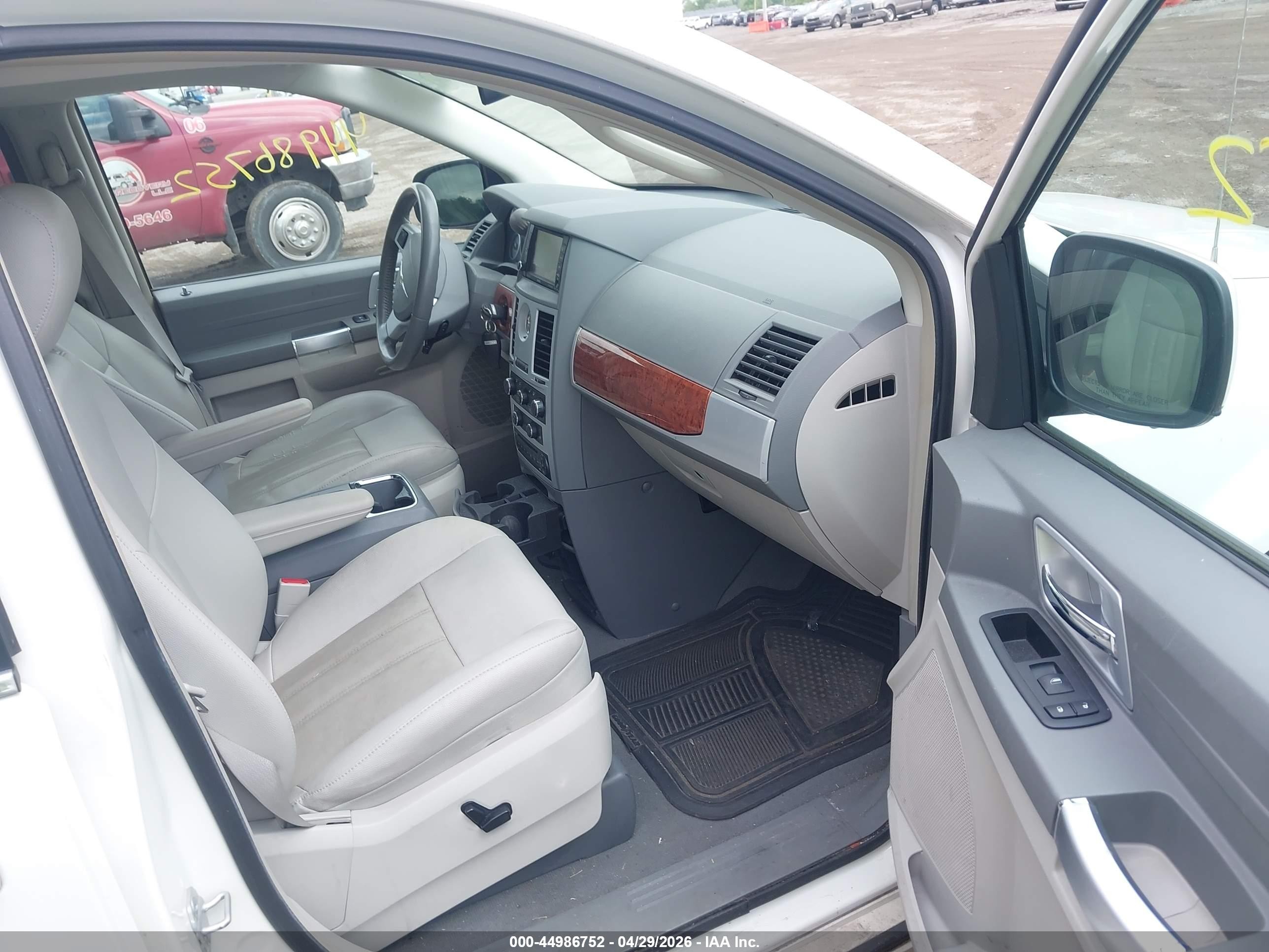 2008 Chrysler Town & Country Touring White vin: 2A8HR54P58R752980