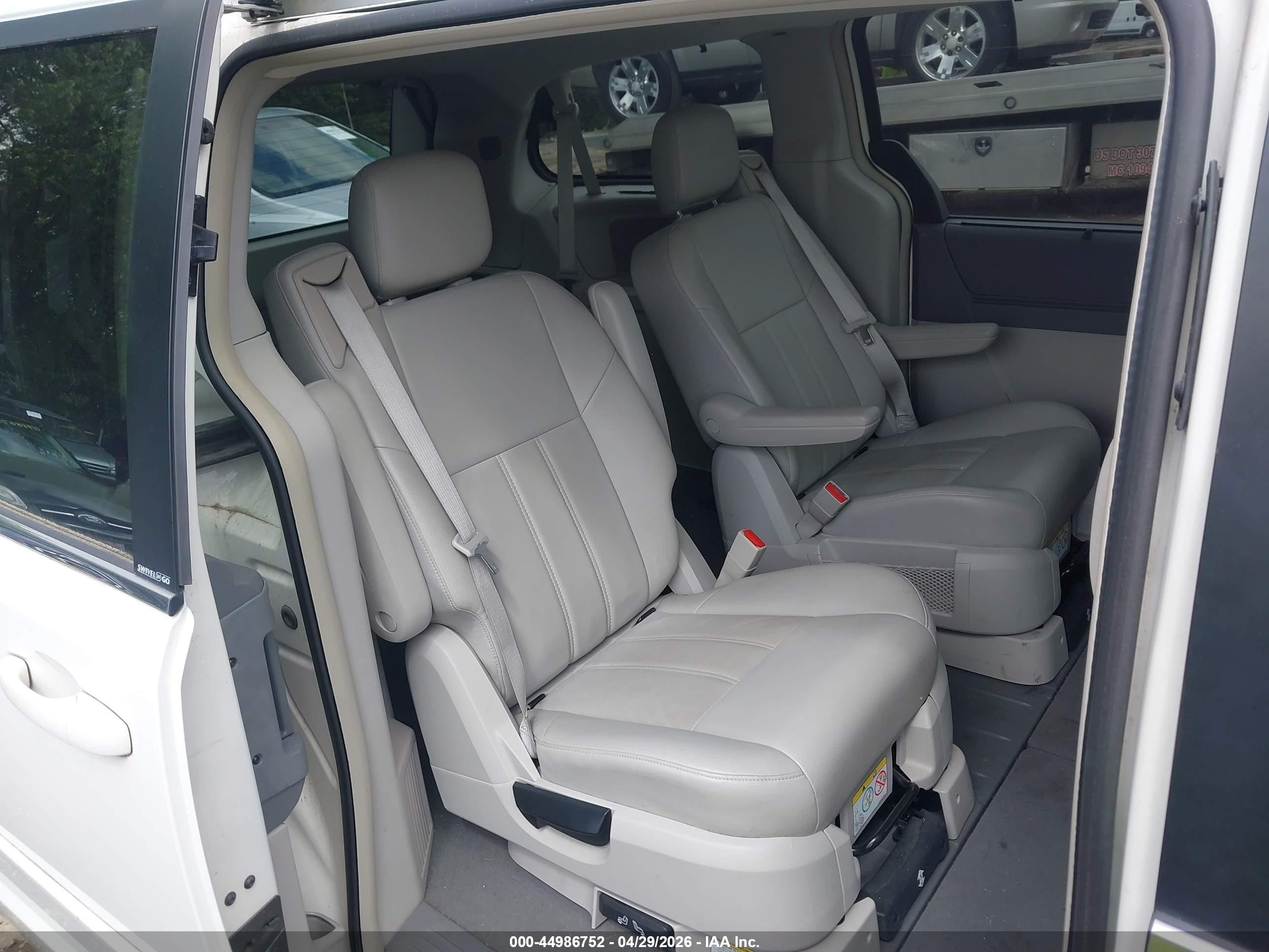 2008 Chrysler Town & Country Touring White vin: 2A8HR54P58R752980