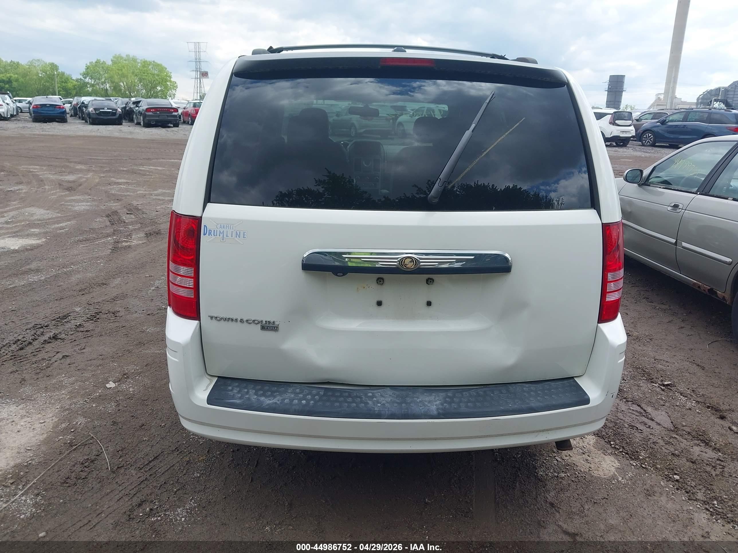 2008 Chrysler Town & Country Touring White vin: 2A8HR54P58R752980