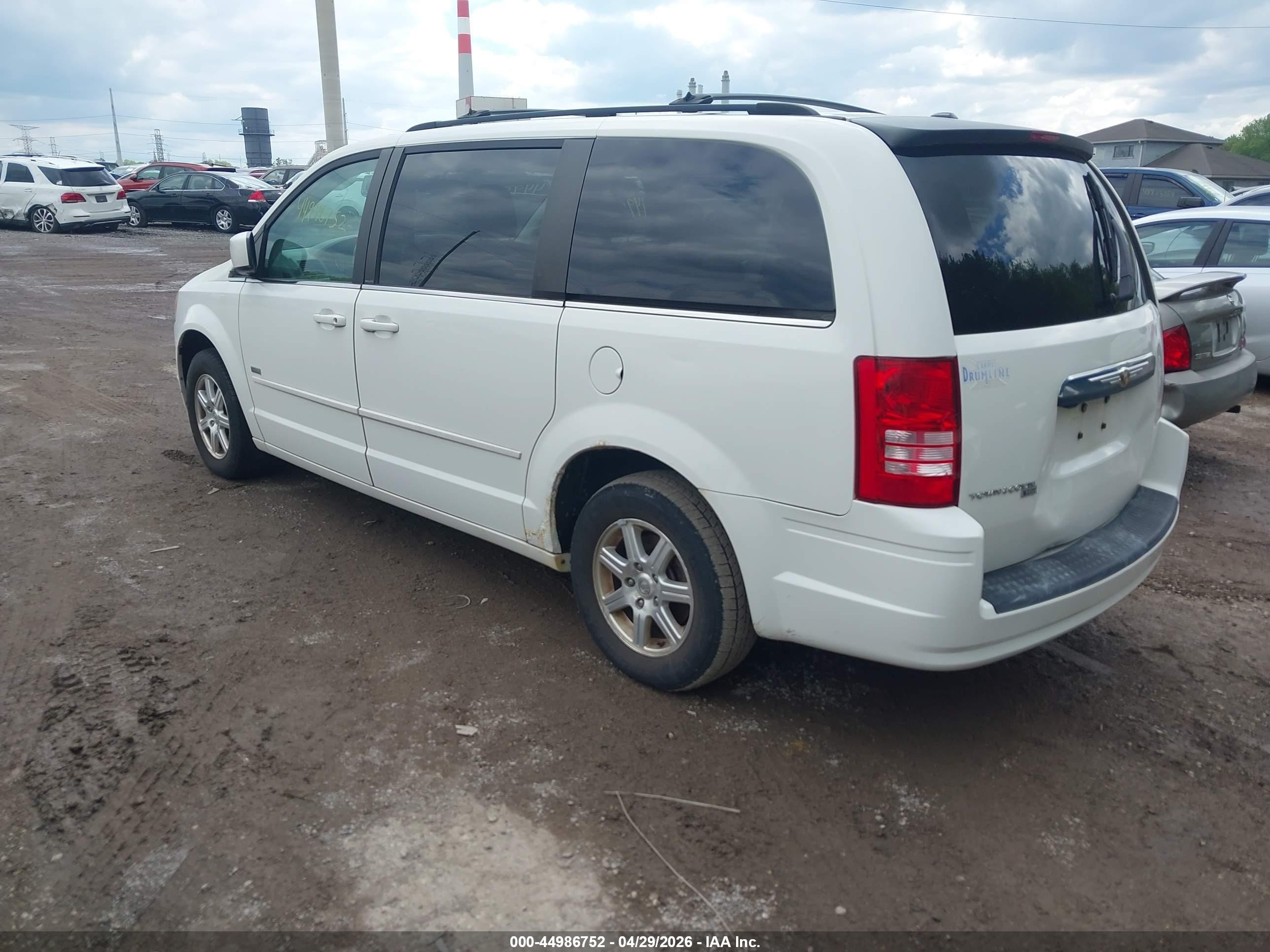 2008 Chrysler Town & Country Touring White vin: 2A8HR54P58R752980