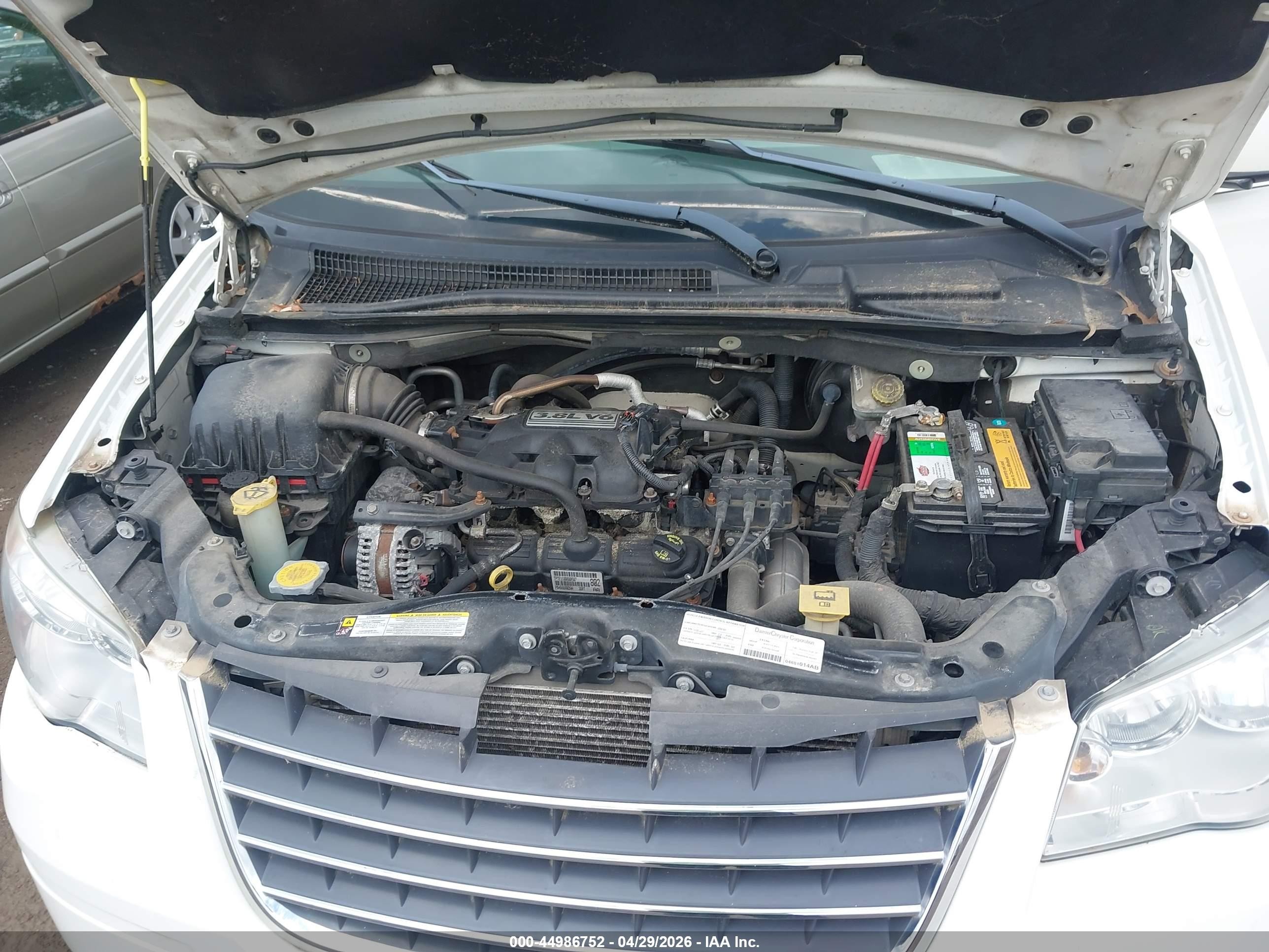 2008 Chrysler Town & Country Touring White vin: 2A8HR54P58R752980