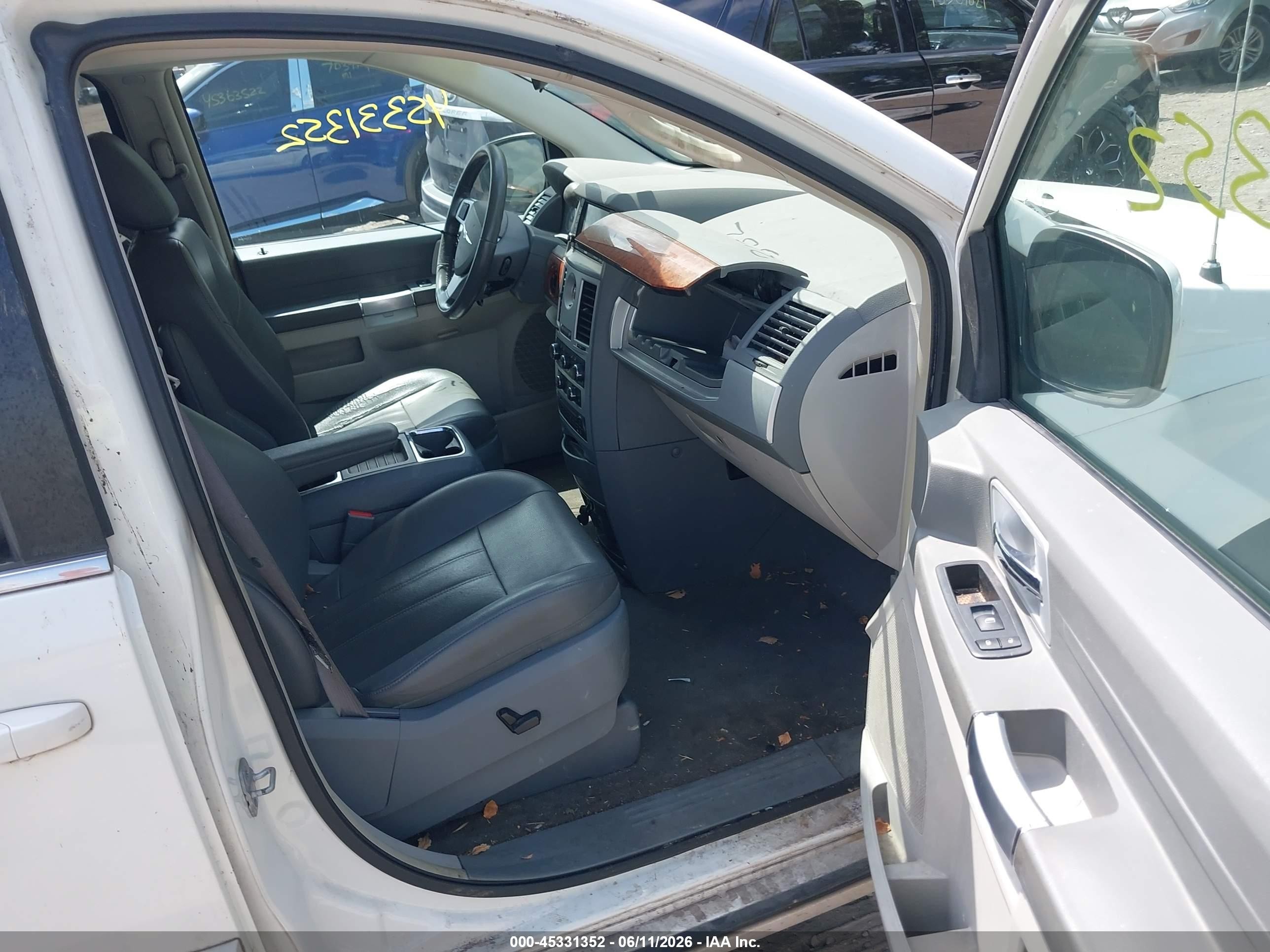 2008 Chrysler Town & Country Touring White vin: 2A8HR54P58R824132