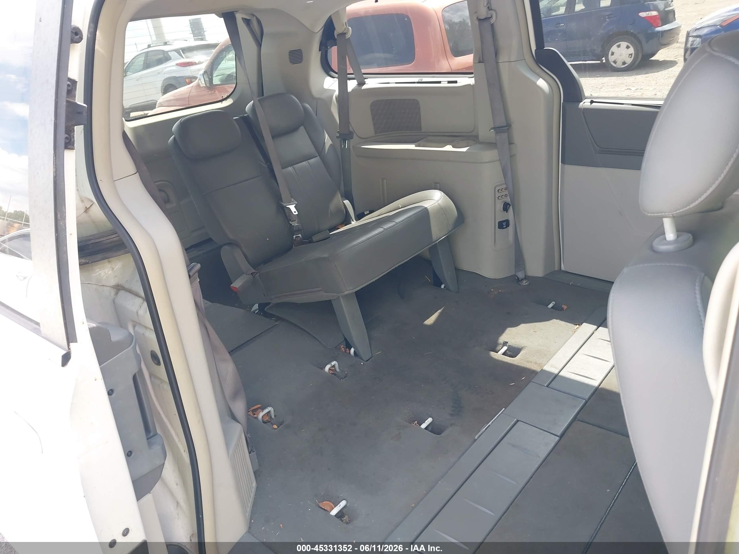 2008 Chrysler Town & Country Touring White vin: 2A8HR54P58R824132