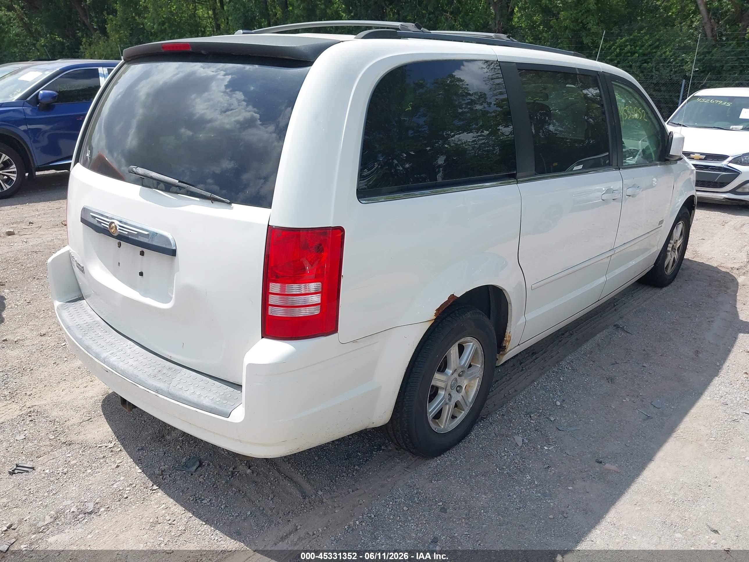 2008 Chrysler Town & Country Touring White vin: 2A8HR54P58R824132